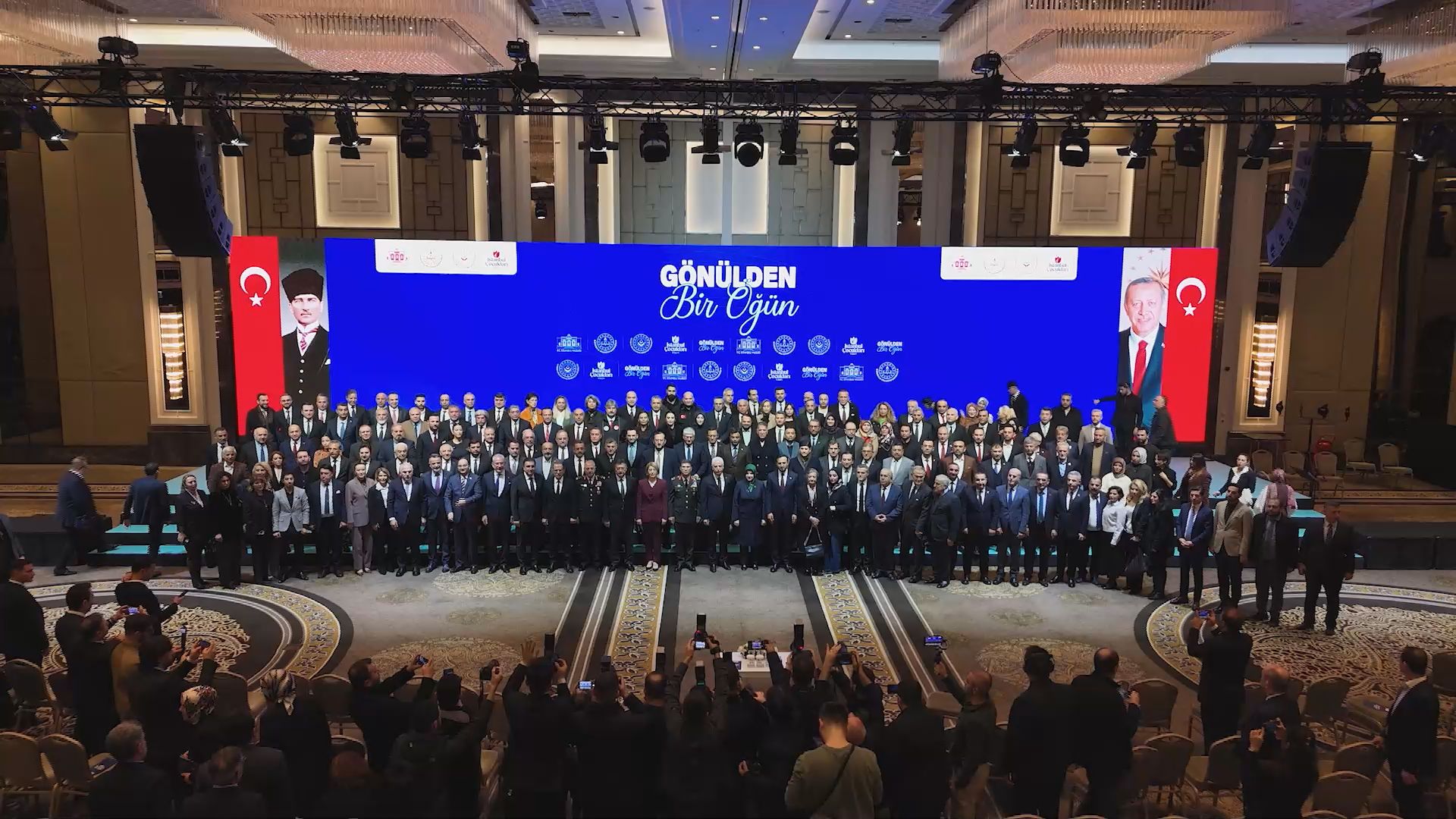 I S T A N B U L V A L I G U L T O P L U M U N M E S E L E L E R I 1131389 335916