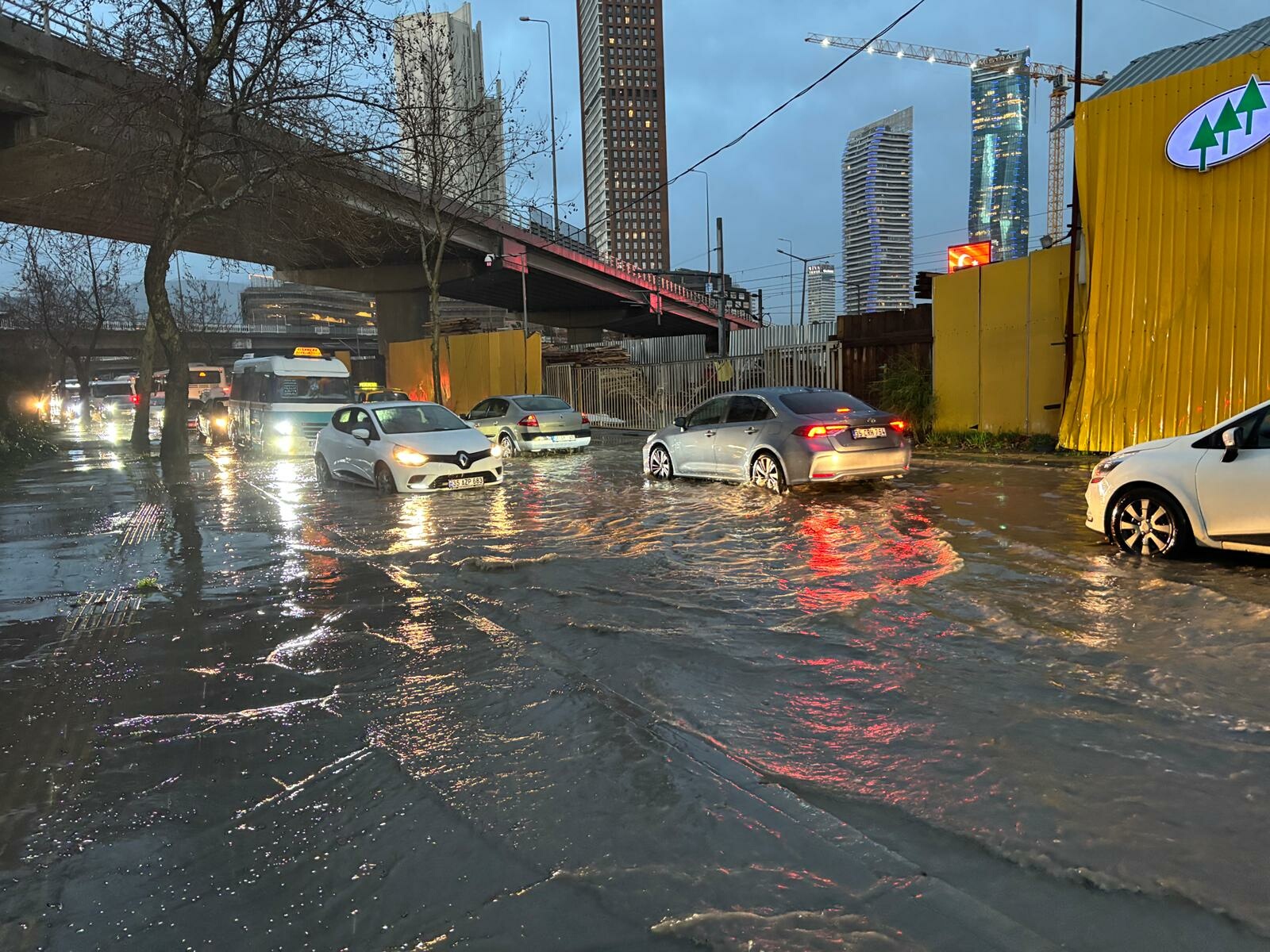 İzmir’de sağanak yağış ulaşımda aksamalara yol açtı