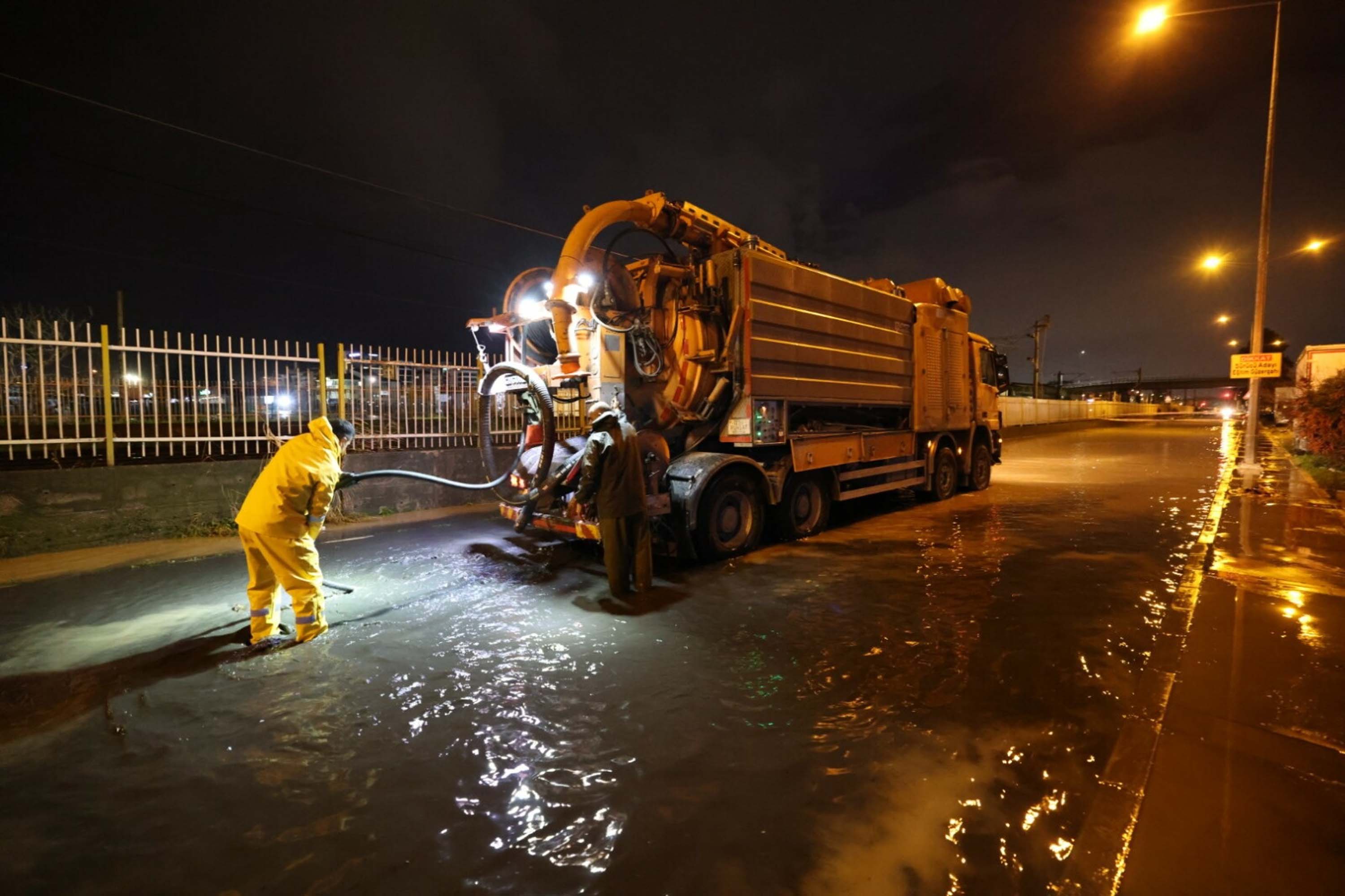İzmir'i Sağanak Vurdu; 320 Konut Ve 78 İş Yeri Su Bastı