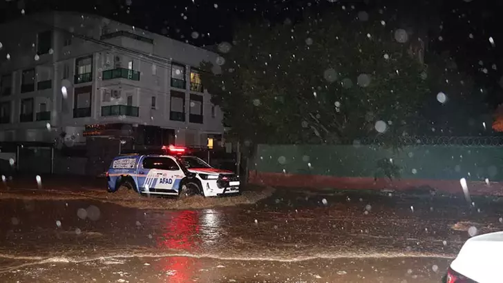 Antalya olumsuz hava koşullarına teslim oldu: Fırtına, sel ve hortum