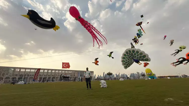 Dünya Birincisi Tavus Kuşu Uçurtması Katar Semalarında