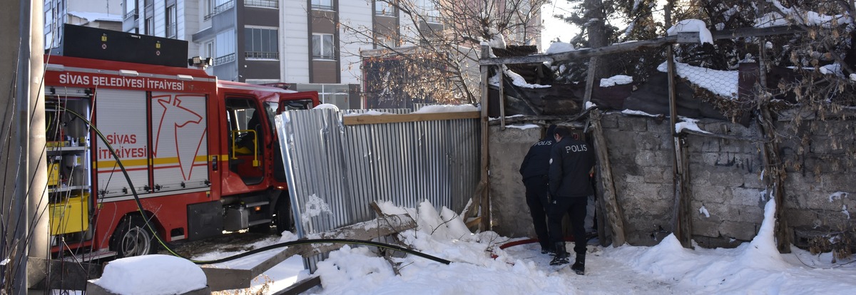 Yanan Evde Mahsur Kalan Kisiyi Itfaiye E 1099492 326386 (1)