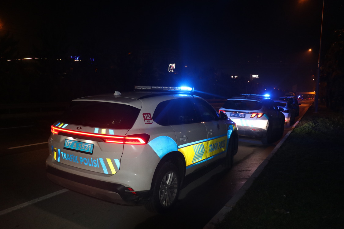 Yol Kenarinda Park Halindeki Minibuste O 1139304 338283 (1)