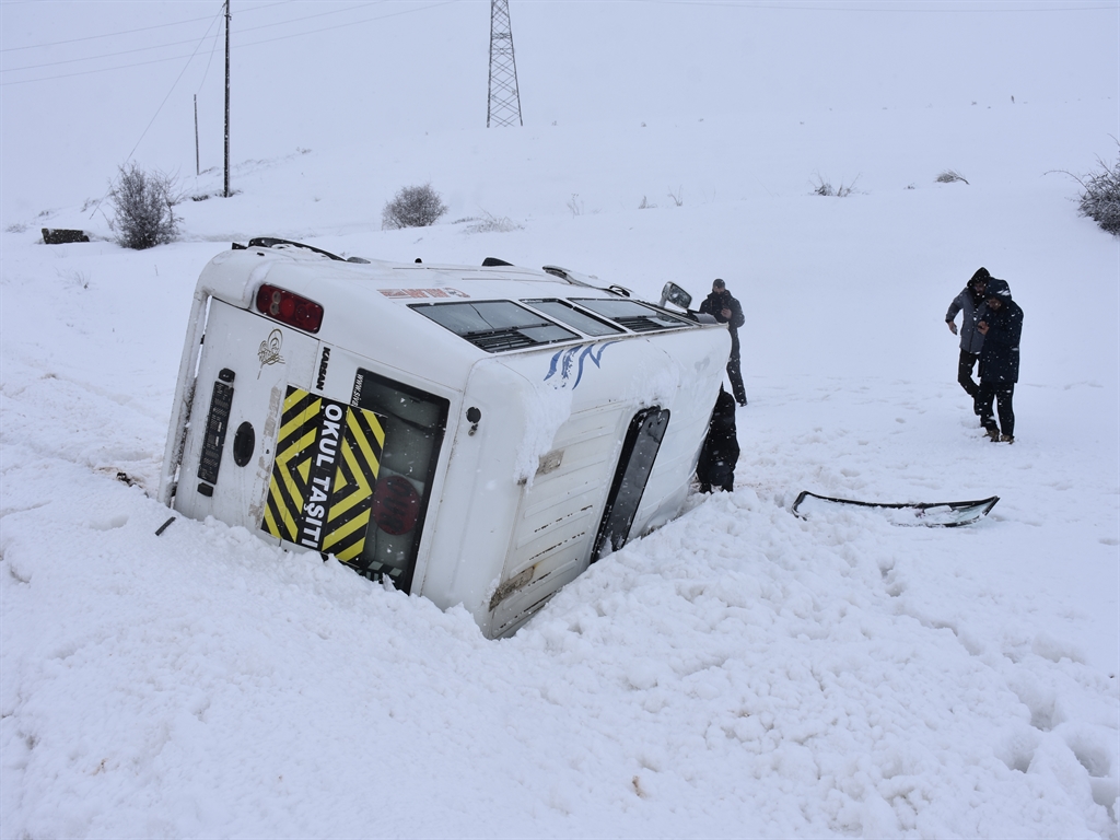 Öğrenci Servisi Devrildi: 14 Yaralı