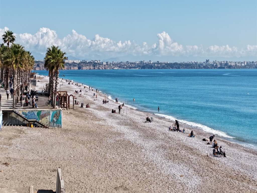 Antalya’da Güneşle Birlikte Sahil Doldu Taştı