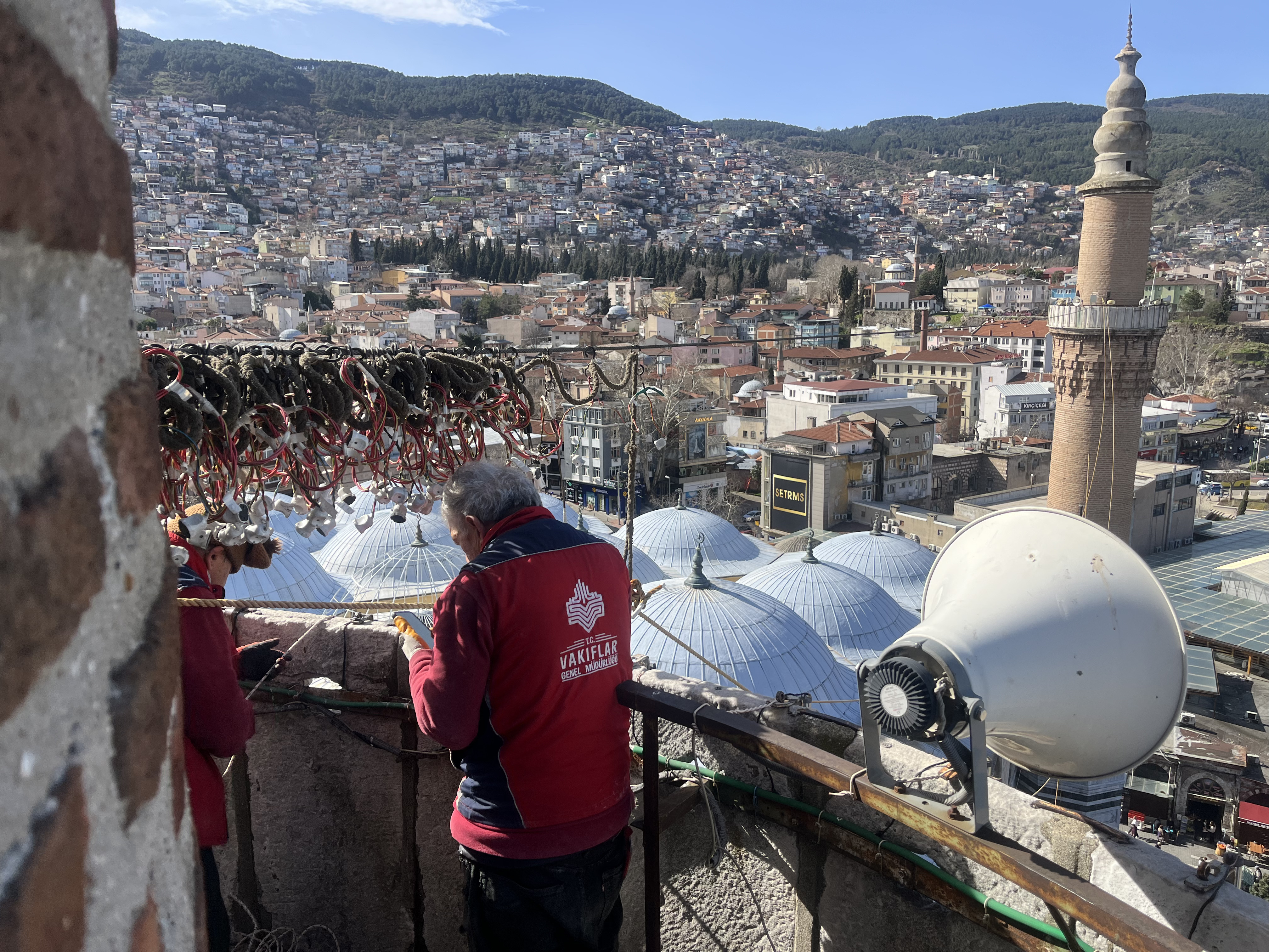 627 Yıllık Ulu Cami'ye 'Kul Hakkından Sakın' Mahyası Asıldı