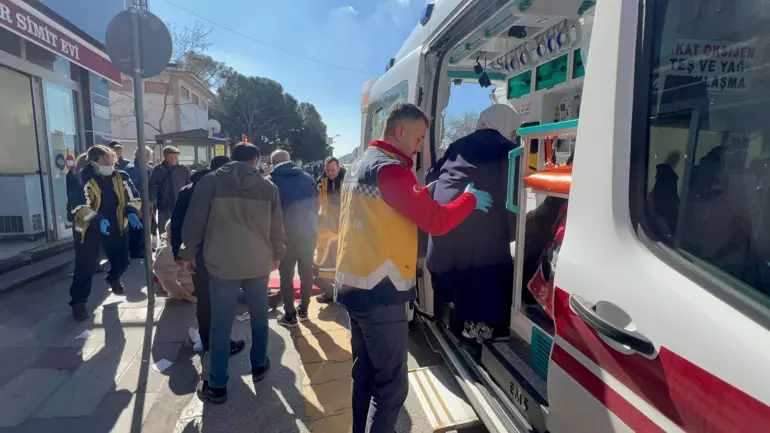 Otobüs Yayaya Çarpınca 8 Kişi Yaralandı