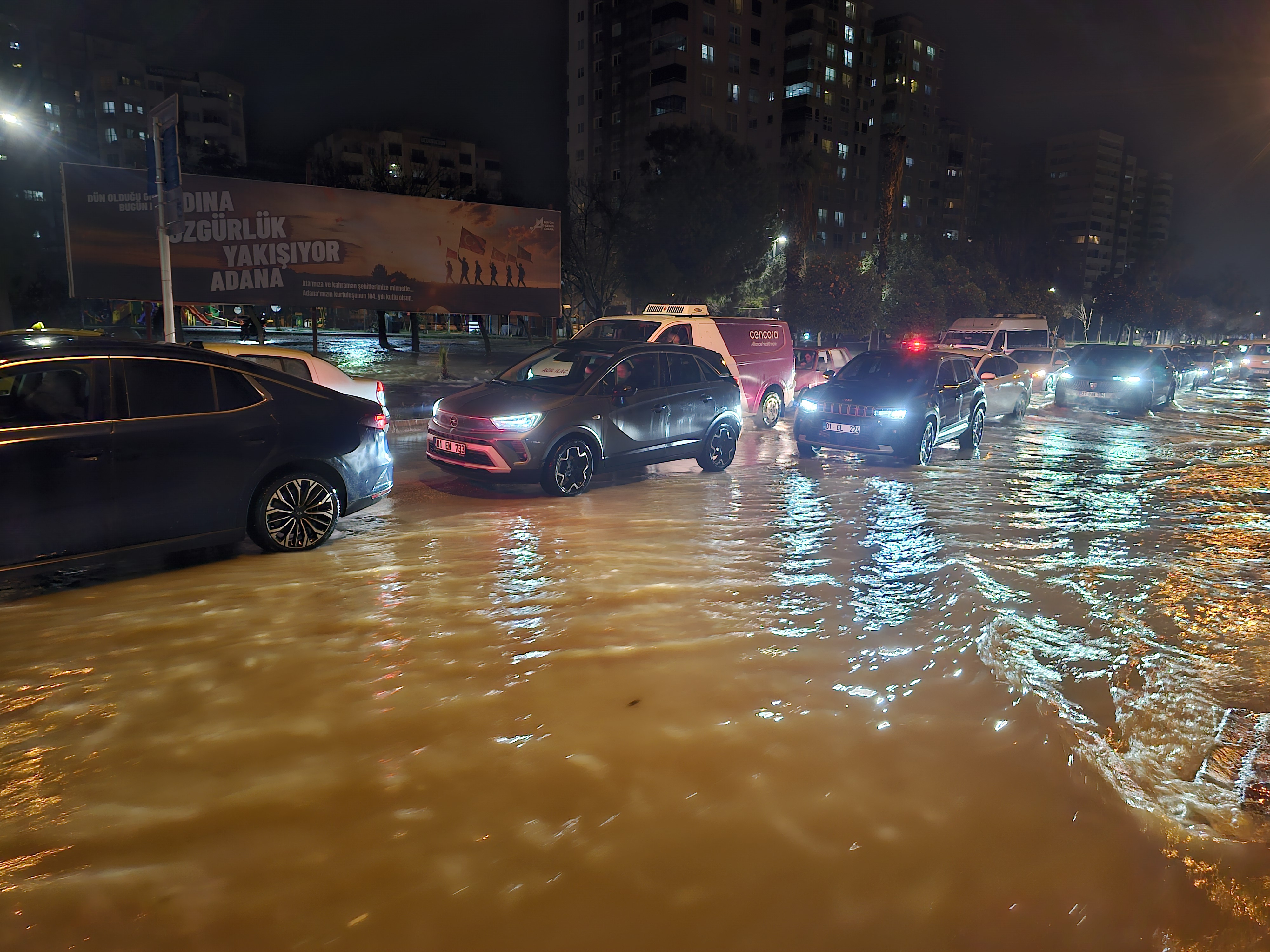 Adana’da Etkili Yağış: Cadde ve Sokaklarda Birikintiler Görüldü
