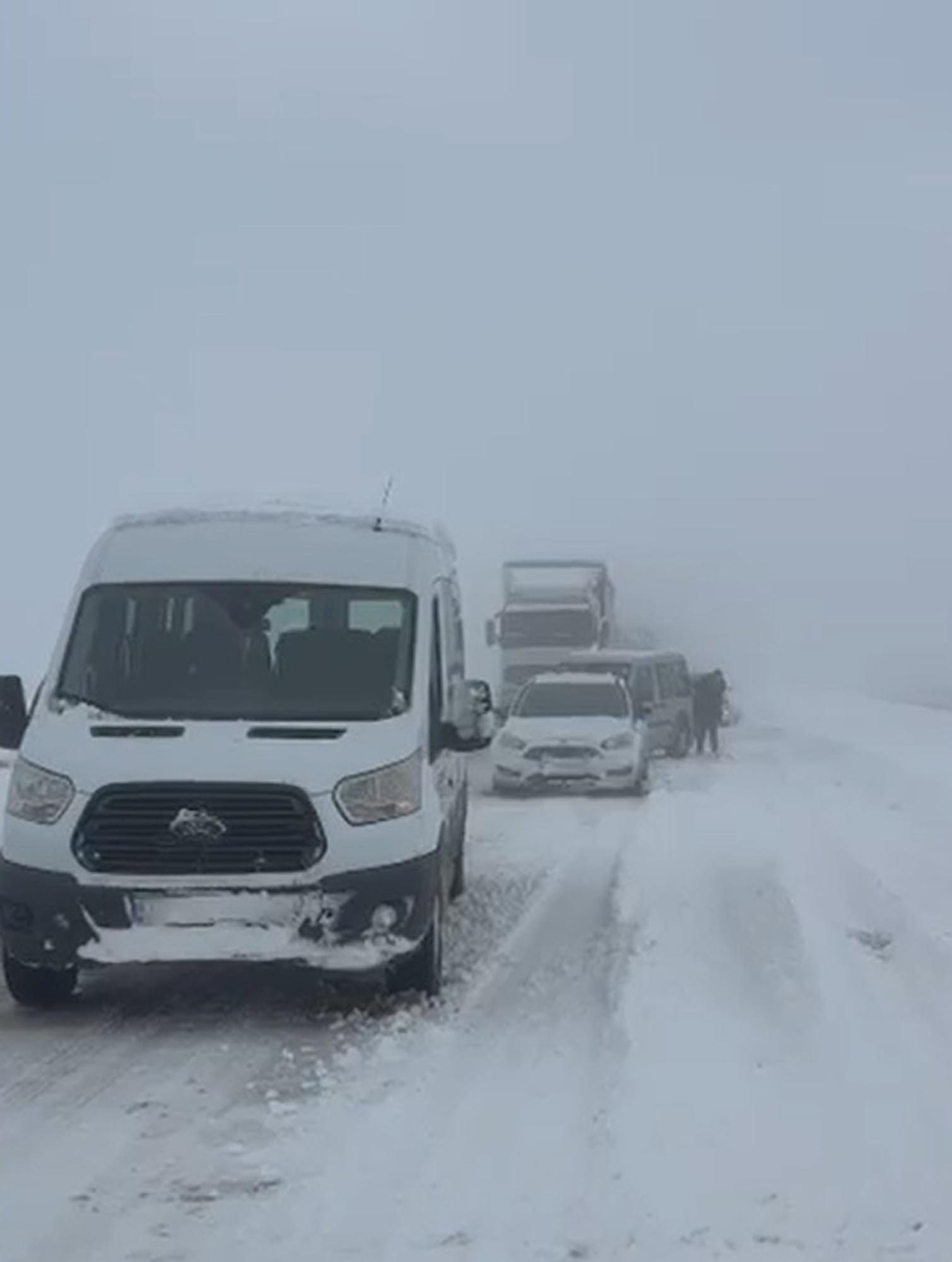 Ağrı-Doğubayazıt kara yolunda kötü hava koşulları ulaşımı olumsuz etkiledi
