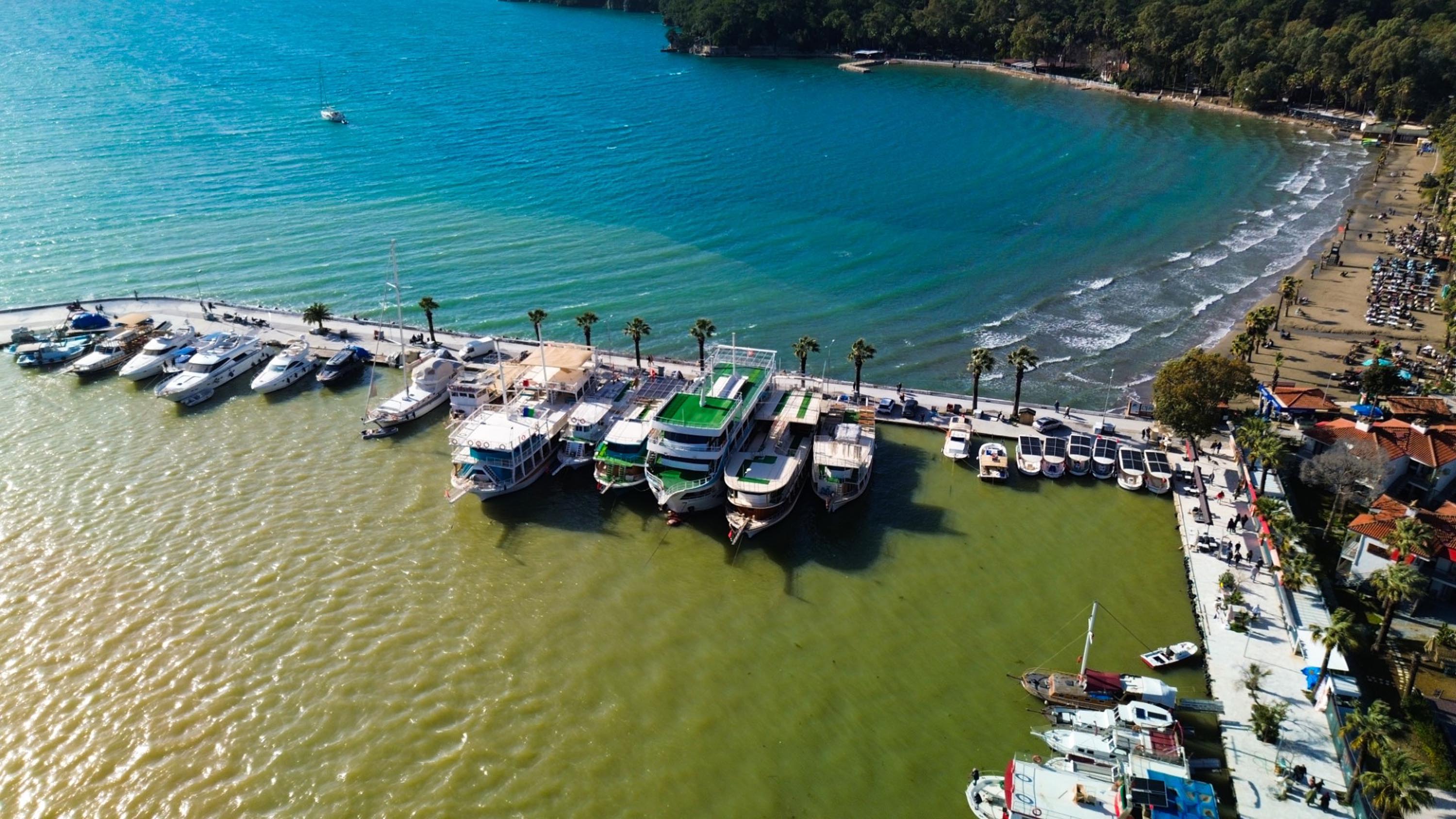 Muğla Akyaka’da Deniz Farklı Renklere Büründü