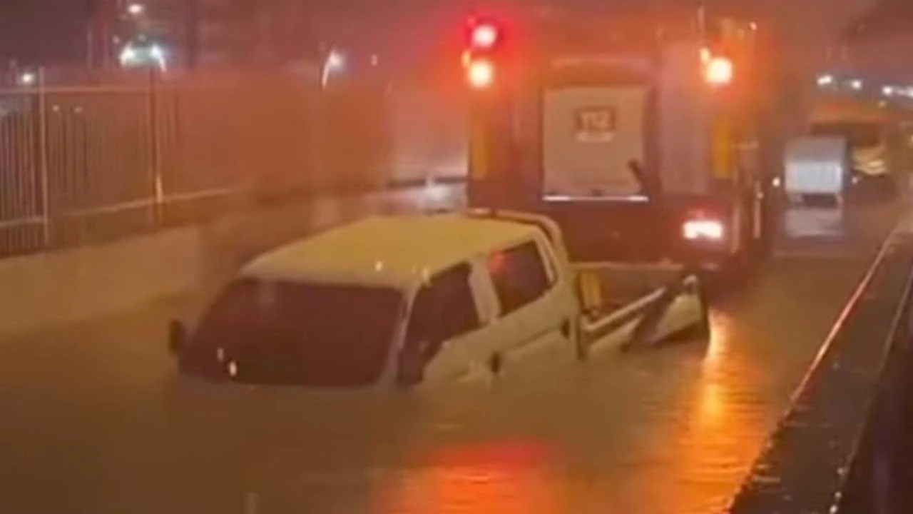 Kamyonetiyle su dolu alt geçitte kalan sürücü yaşamını yitirdi