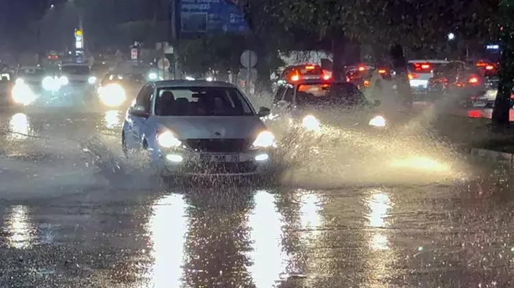 Antalya’da sağanak nedeniyle kentte aksama yaşandı