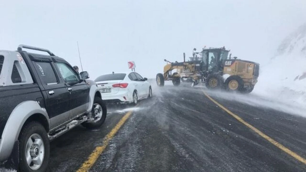 Sahara Geçidi’nde Çığ Felaketi: İş Makineleri Kar Altında