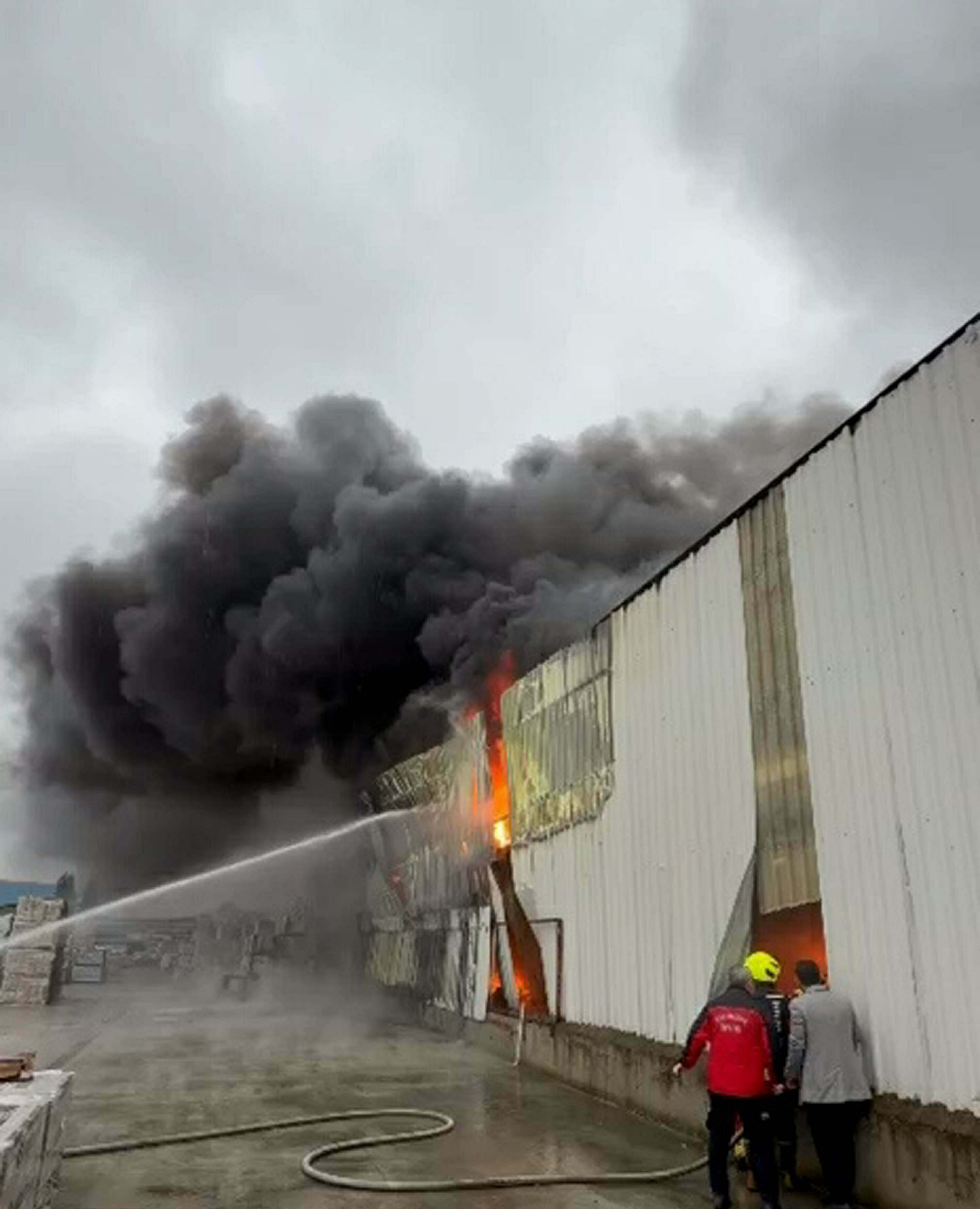 Balıkesir’de Depo Yangını Paniğe Neden Oldu