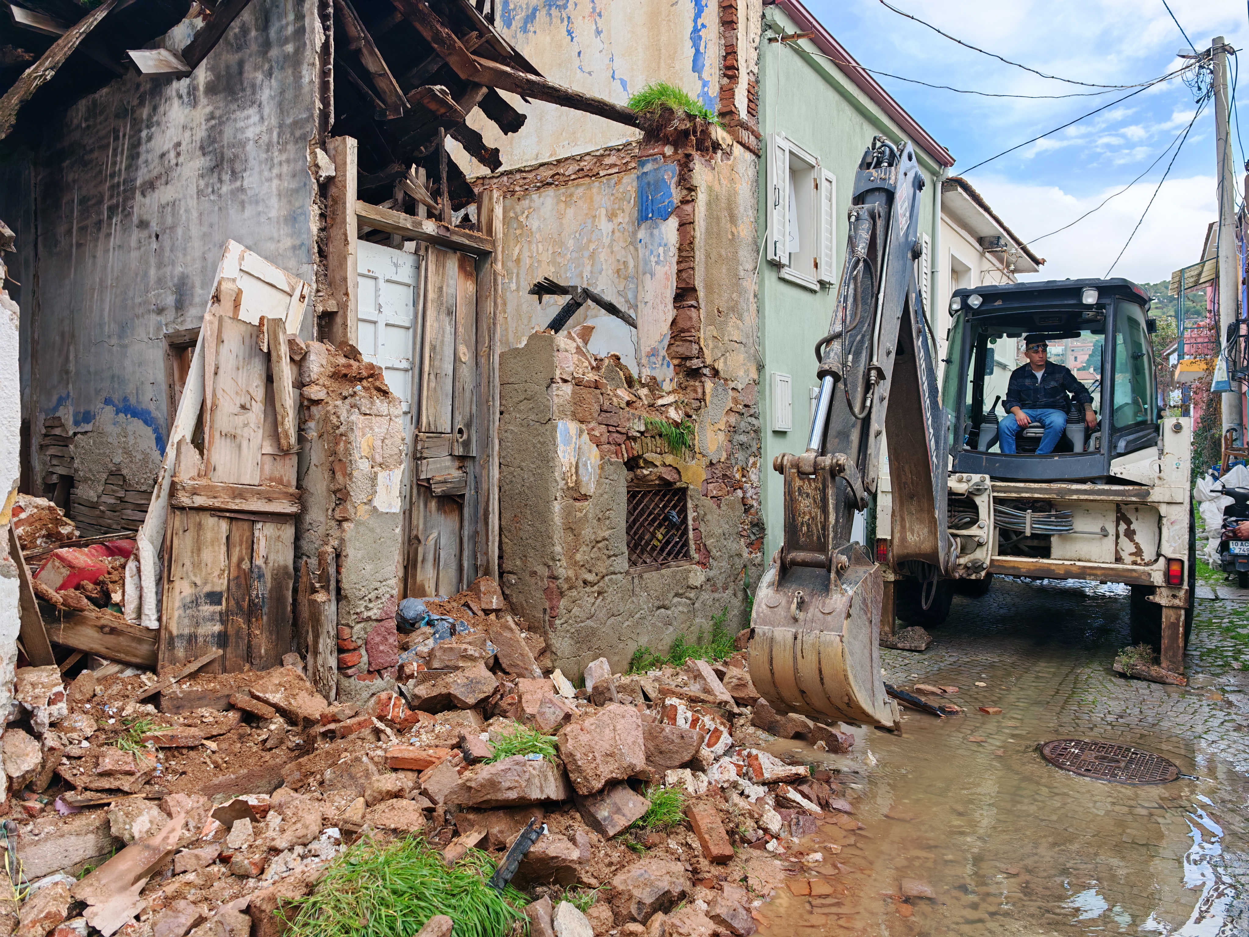 Balıkesir’de sağanak sonrası yaşamda olumsuzluklar görüldü