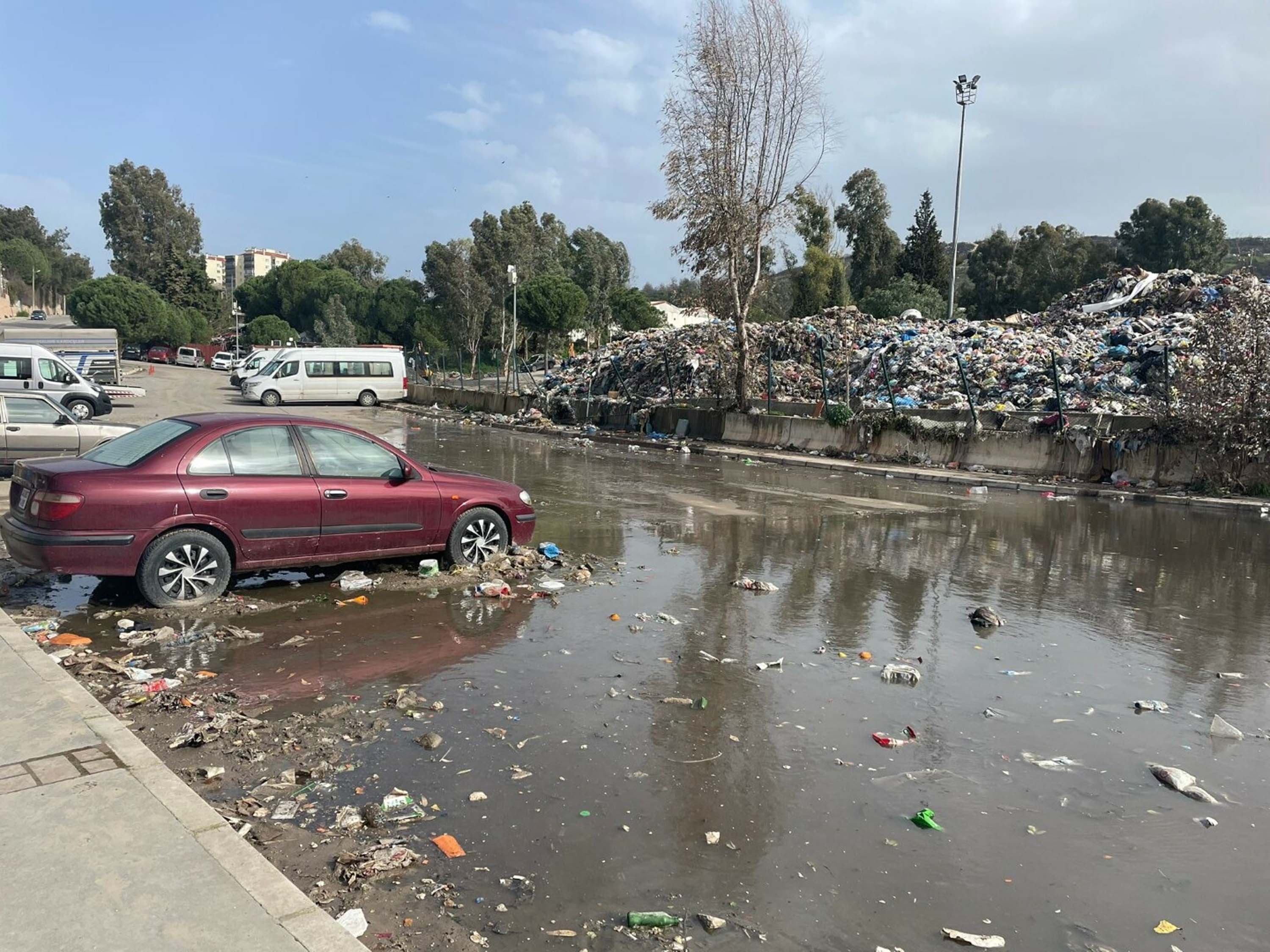 İzmir Buca’da Şantiye Atıkları Sağanakta Yola Taştı