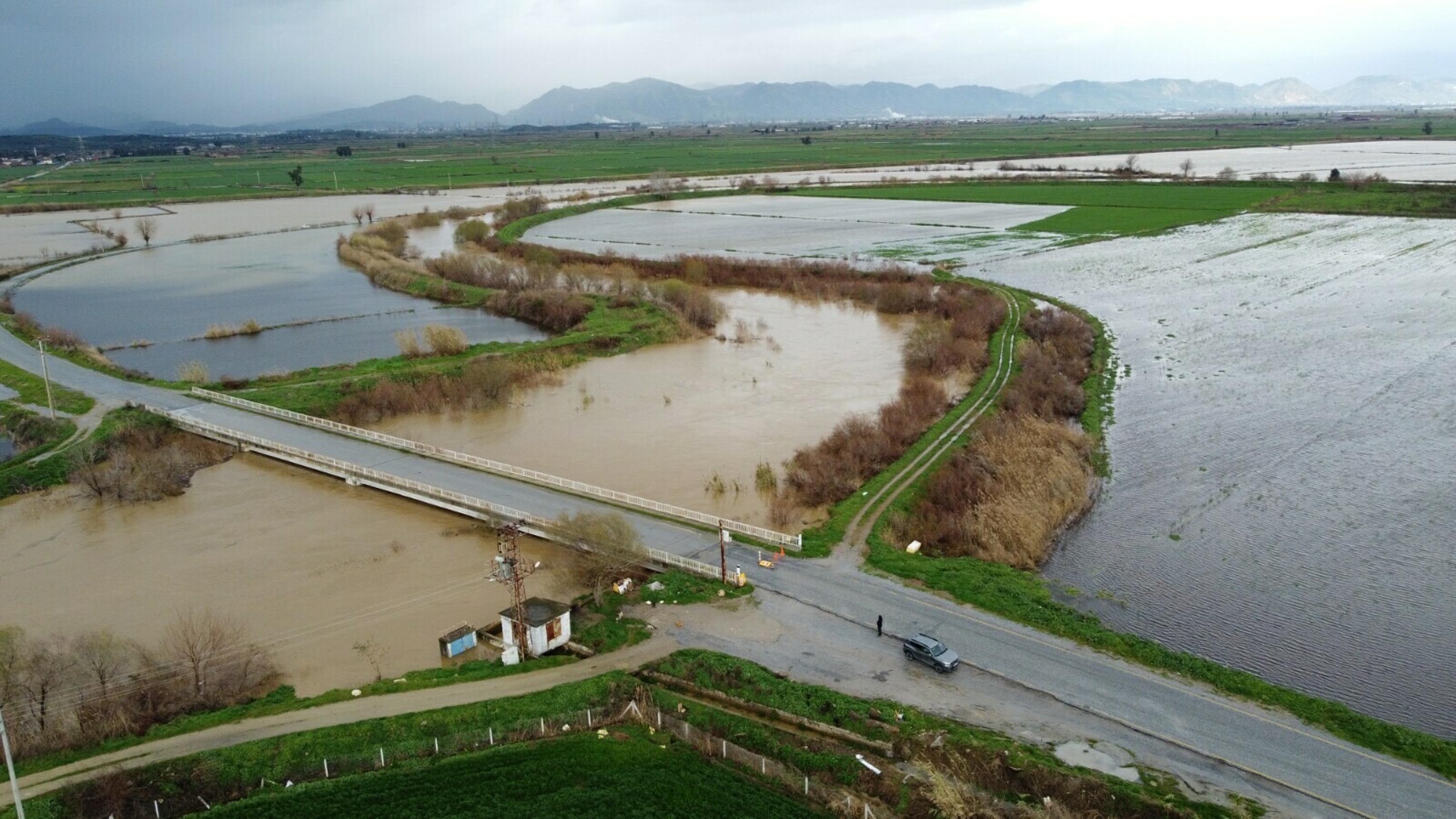 Büyük Menderes Nehri taşınca kara yolu ulaşıma kapandı