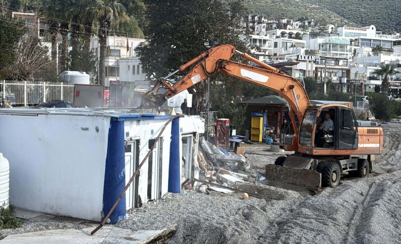 Muğla Bodrum Plajında Kaçak Yapılar Yıkıldı, Tonozlar Temizlendi