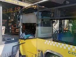 Üsküdar’da Otomobil Börekçiye Girdi