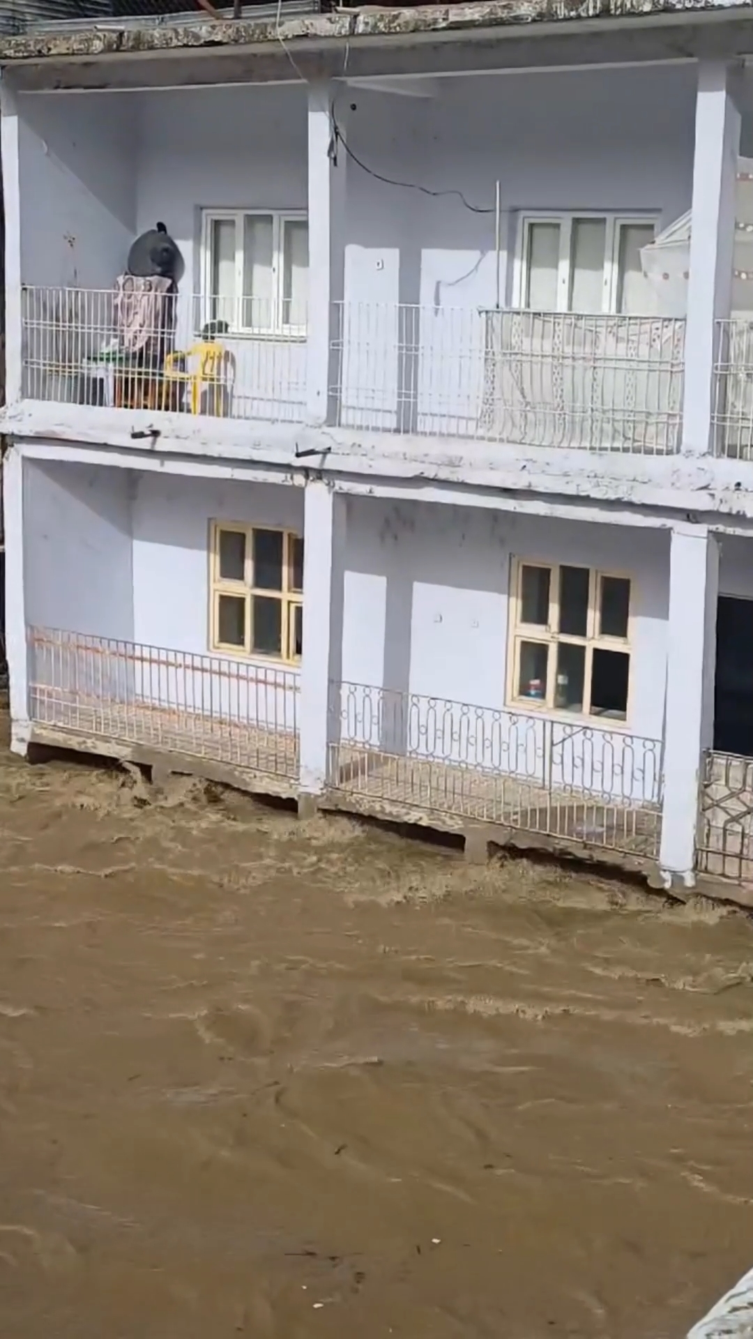 Çayın Seviyesi Yükseldi, Evlerin Balkonlarına Ulaştı