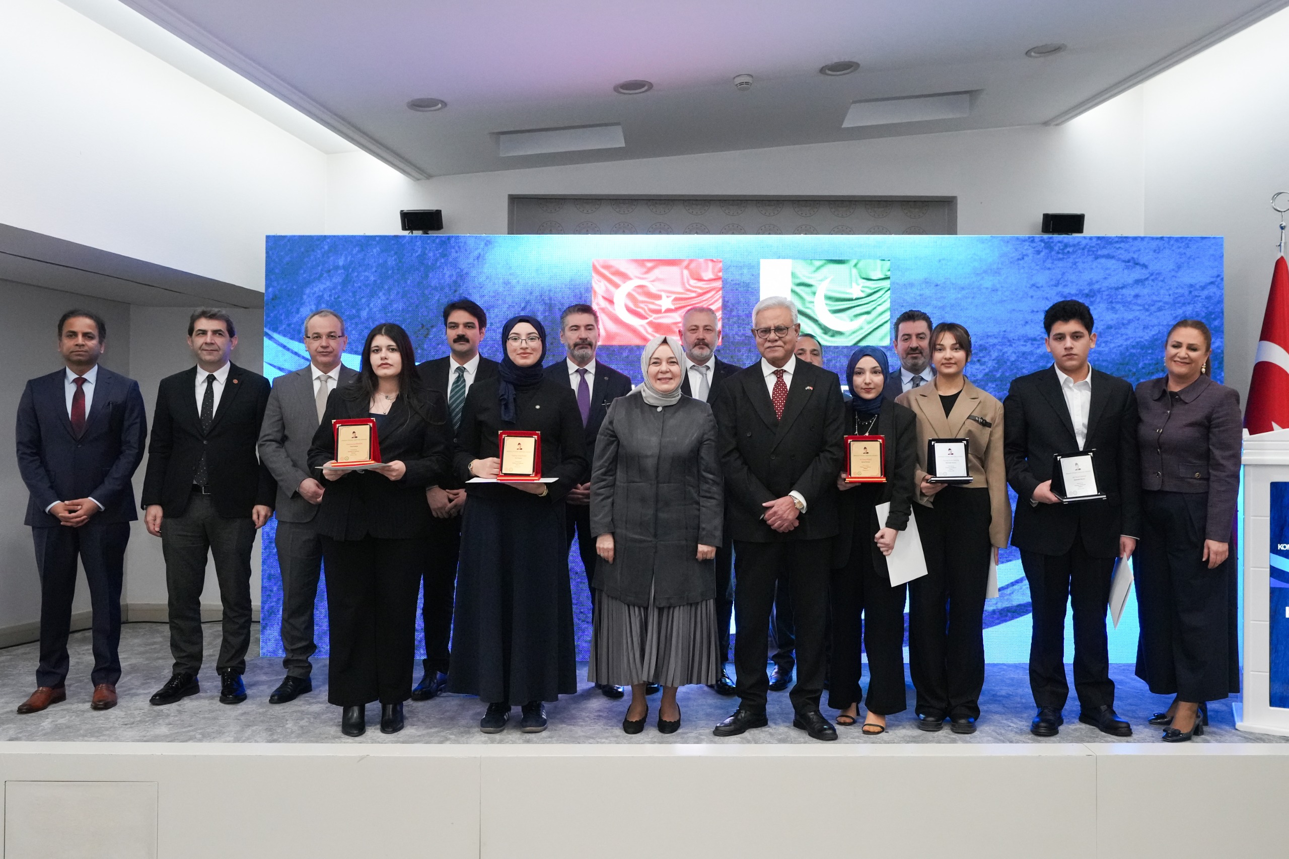 C I N N A H G E N C Y A Z A R L A R K O M P O Z I S Y O N Y A R I S M 1149613 341392