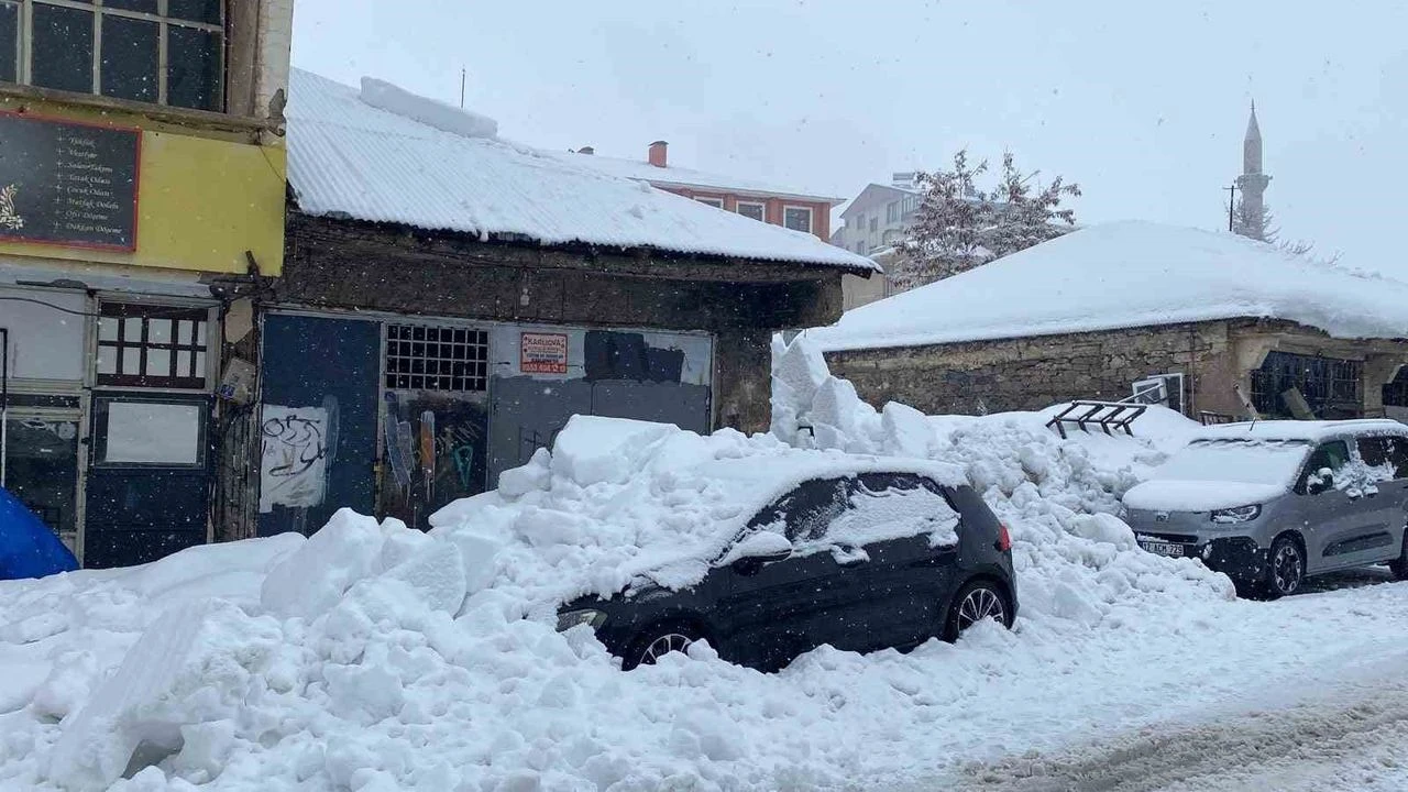 Beytüşşebap’ta Çatıdan Düşen Kar Otomobile Zarar Verdi