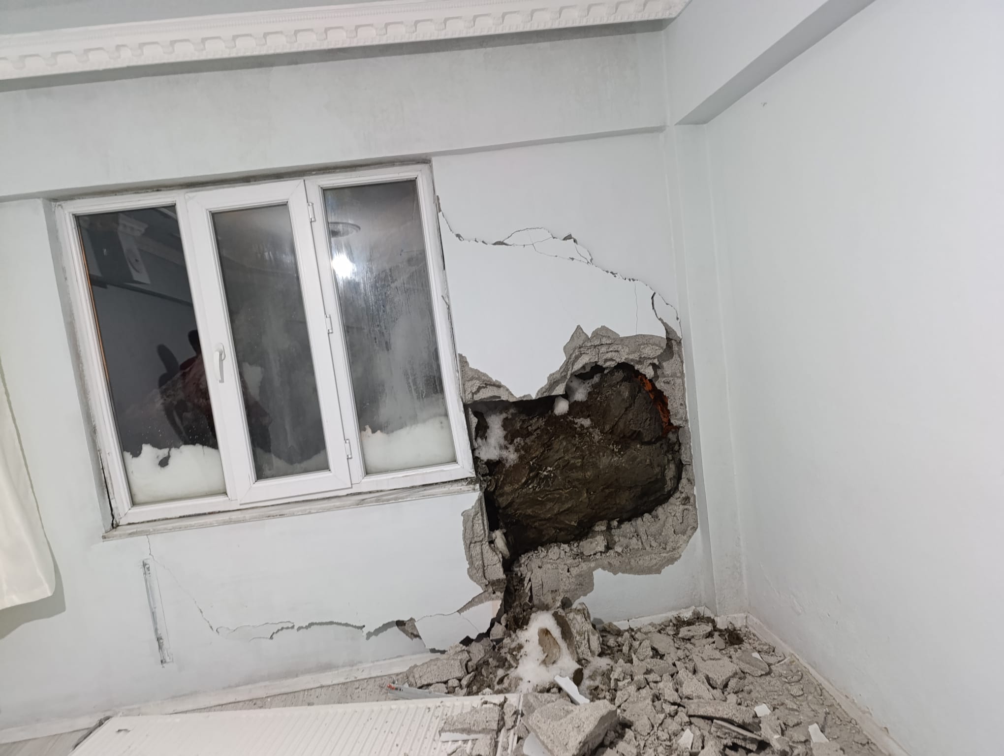 Kopan Kaya Parçası Evin Duvarını Aştı, Yatak Odasına Girdi