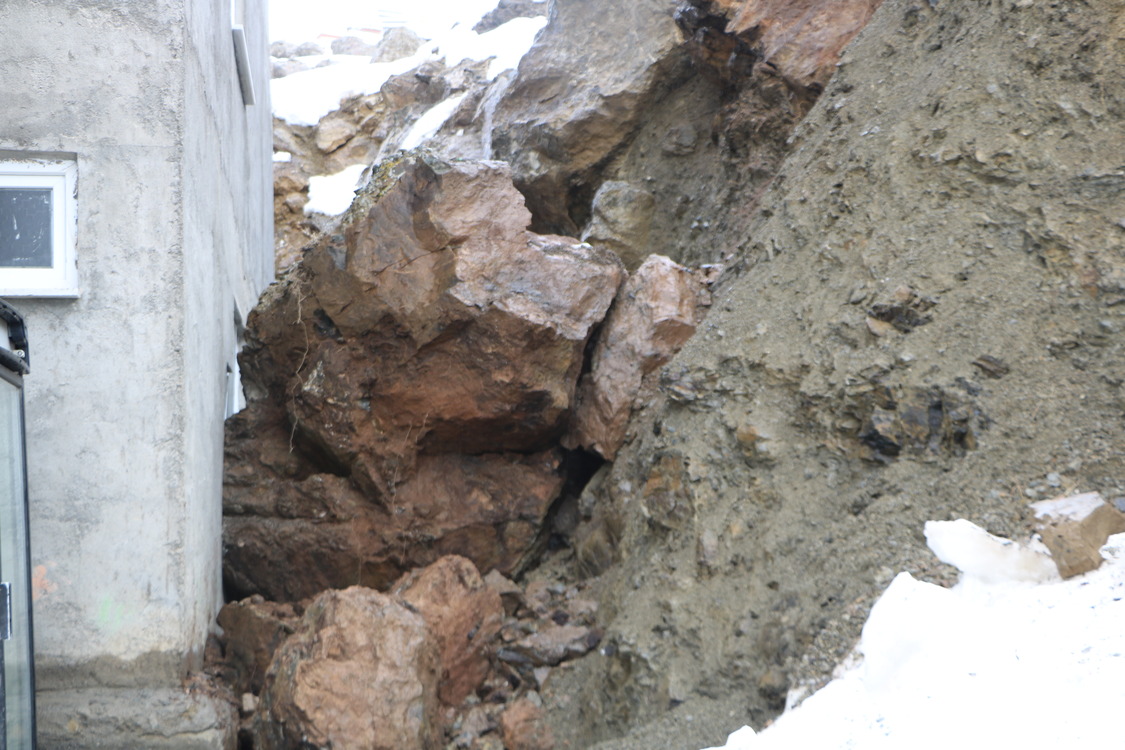 Dagdan Kopan Kaya Parcasi Evin Duvarini 1147821 340869 (1)