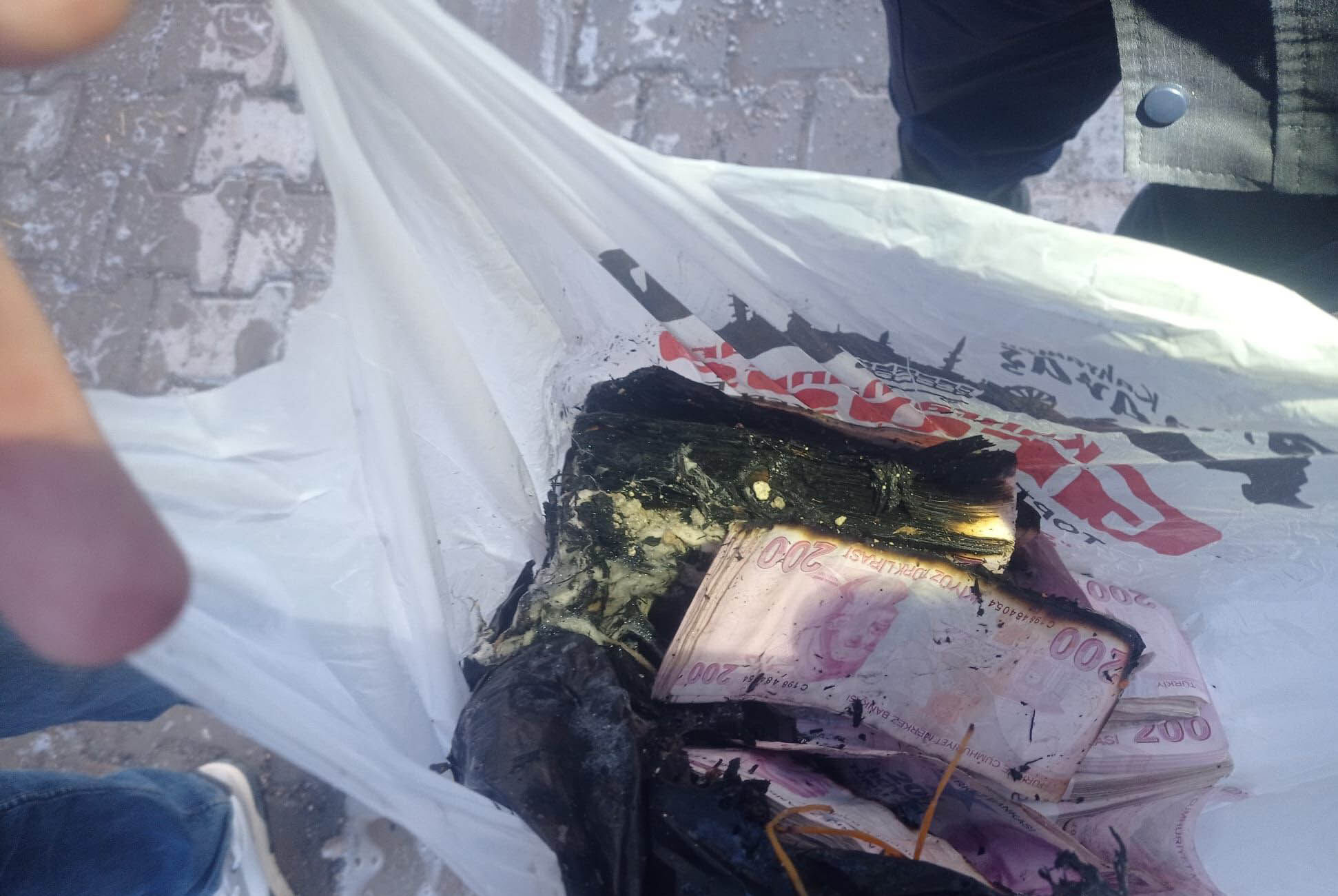 E V I N D E C I K A N Y A N G I N D A 183 B I N T L’ S I D E Y 1190475 353752