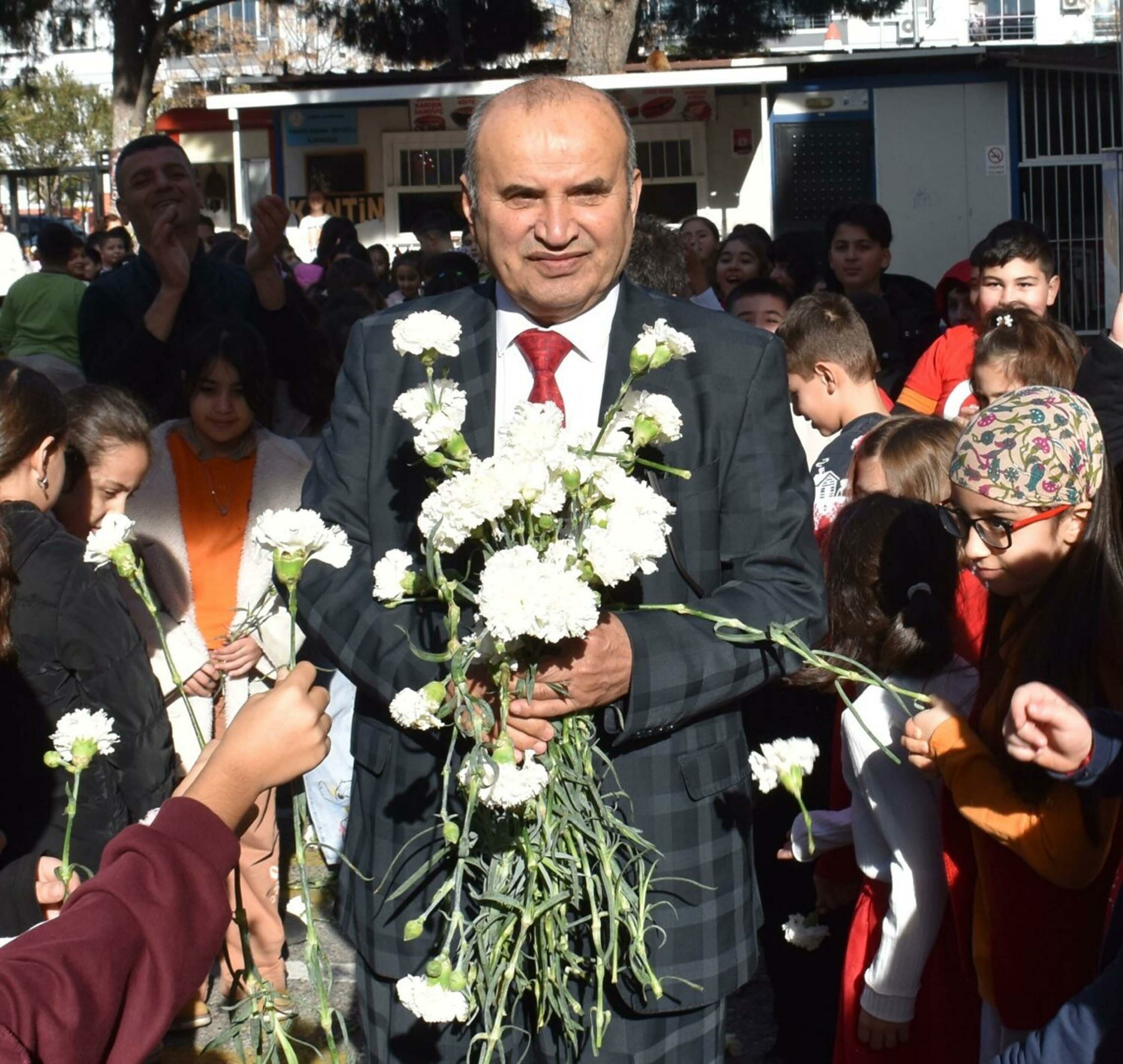 Emekliye Ayrilan 39 Yillik Ogretmene Go 1151051 341850 (1)