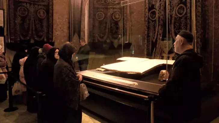 İstanbul’da Ziyarete Açılan Hırka-i Şerif’e Yoğun İlgi