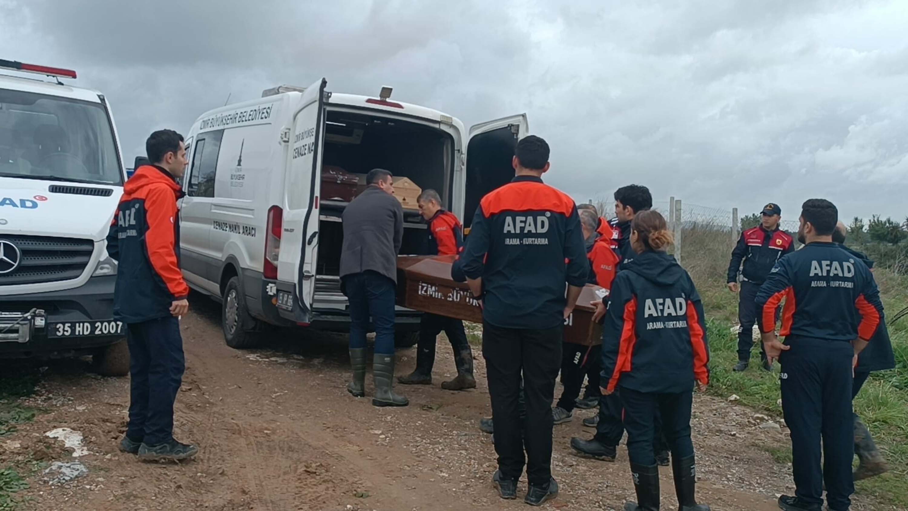 İzmir’de dere taşkınında otomobil sürüklendi: 2 can kaybı