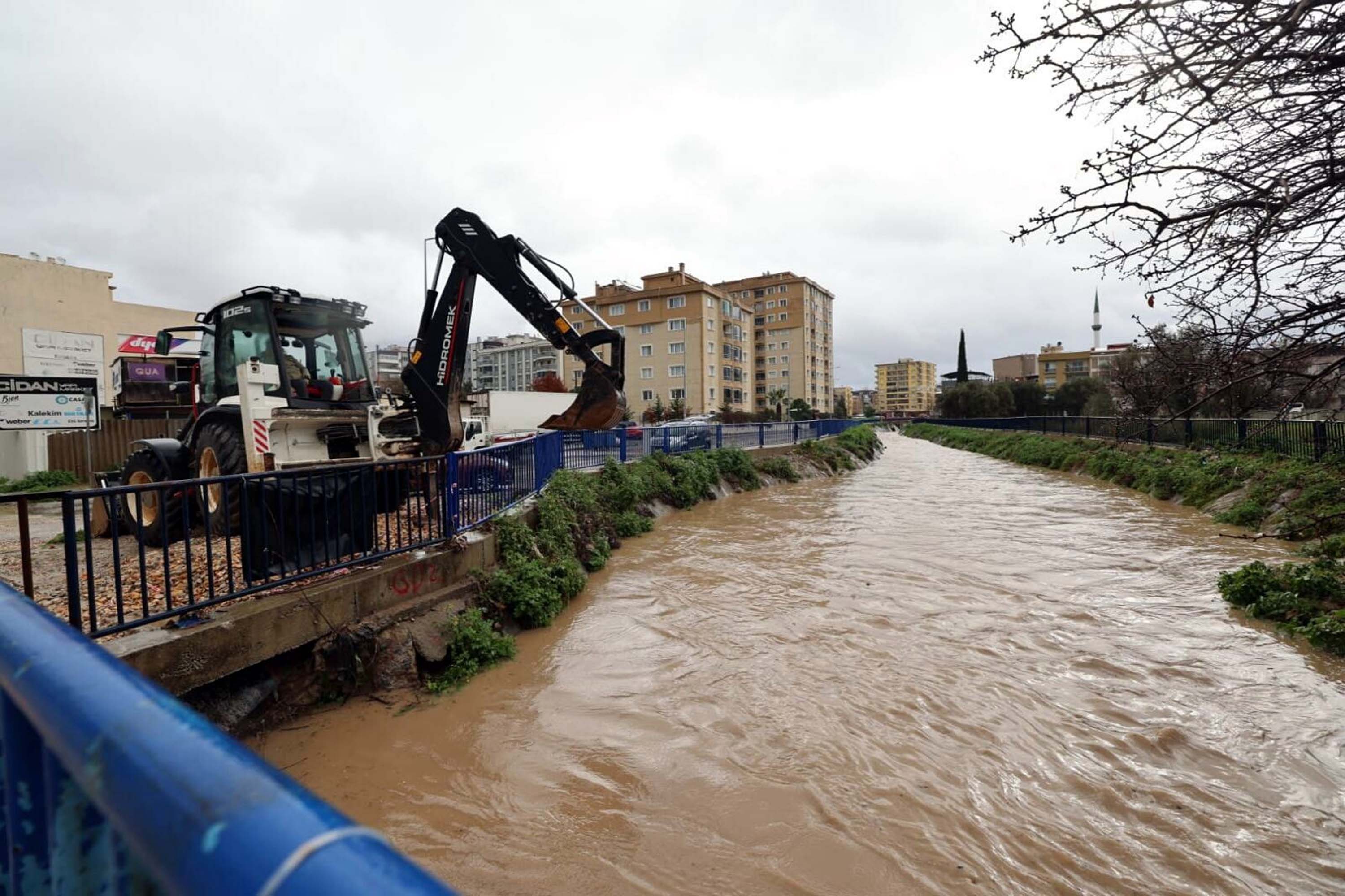 İzmir’de Sağanak Sonrası Su Baskınları