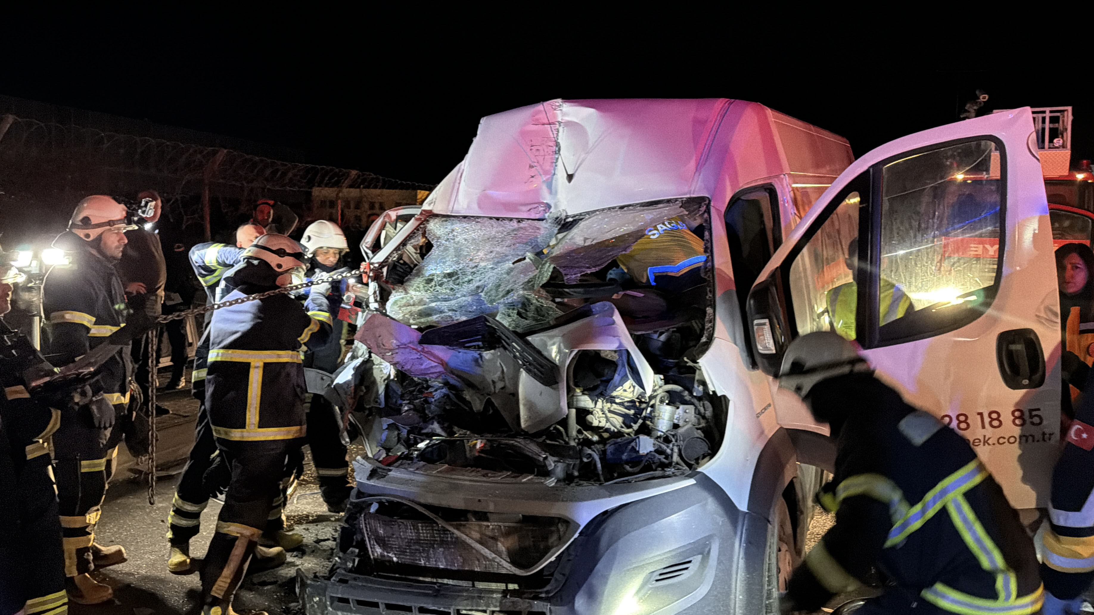 Park Halindeki Tır’a Çarpan Kamyonette Can Kaybı