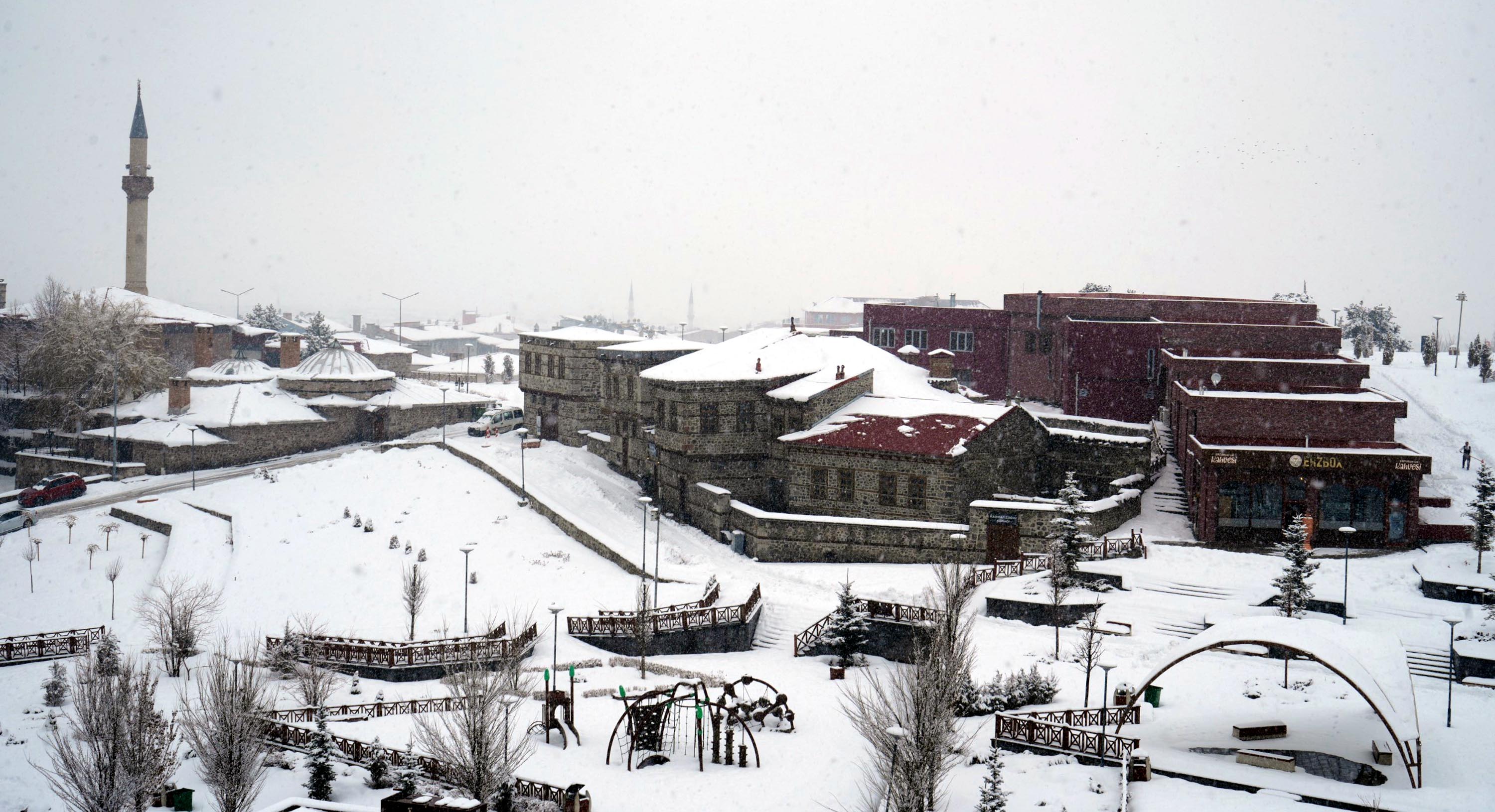 Erzurum’da Yoğun Kar Yağışı Nedeniyle 419 Mahalle Yolu Geçici Olarak Kapandı
