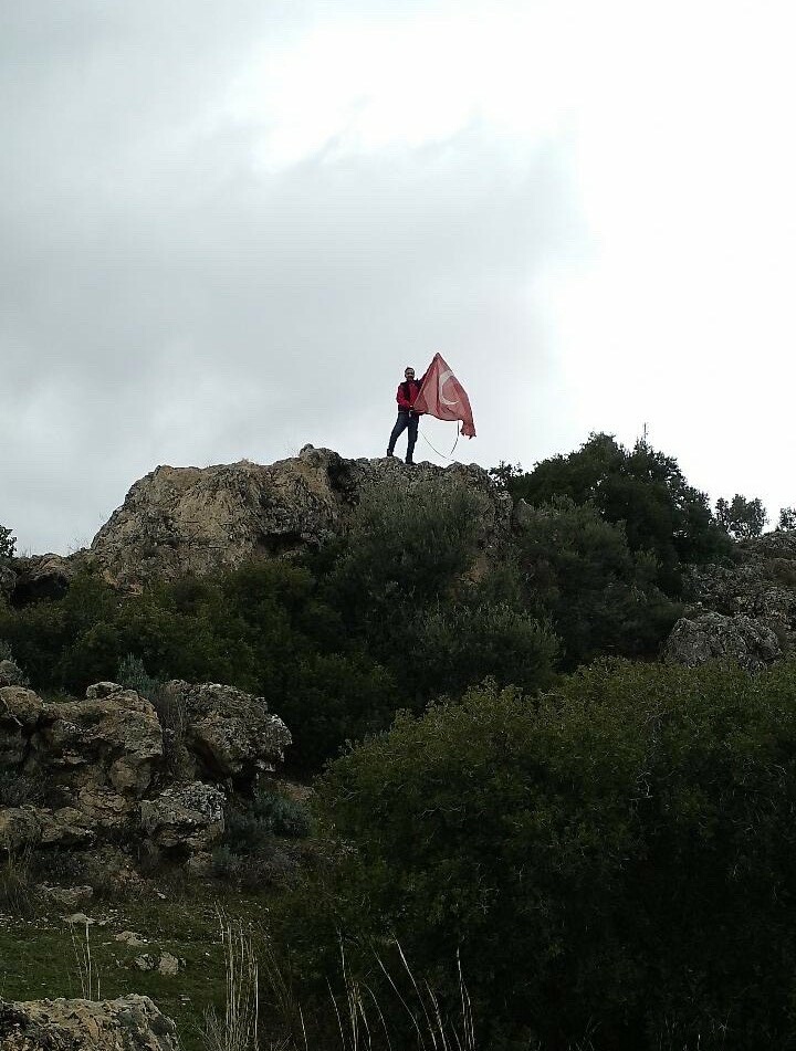 Kayalıklara Takılan Türk Bayrağını Tereddütsüz Kurtardı
