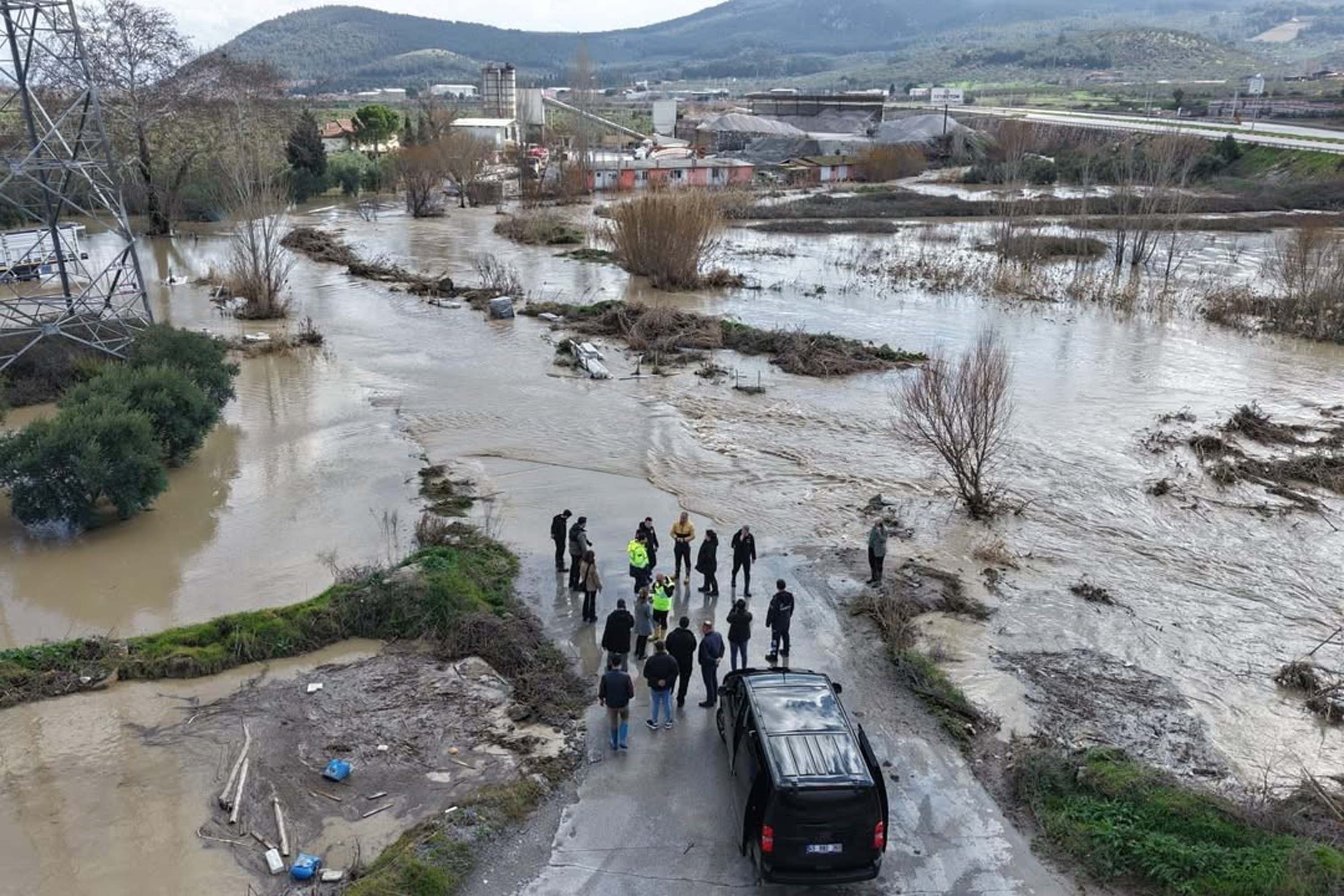 Manisa’da yağmur felaketi: Tarım alanları ve yollar sular altında