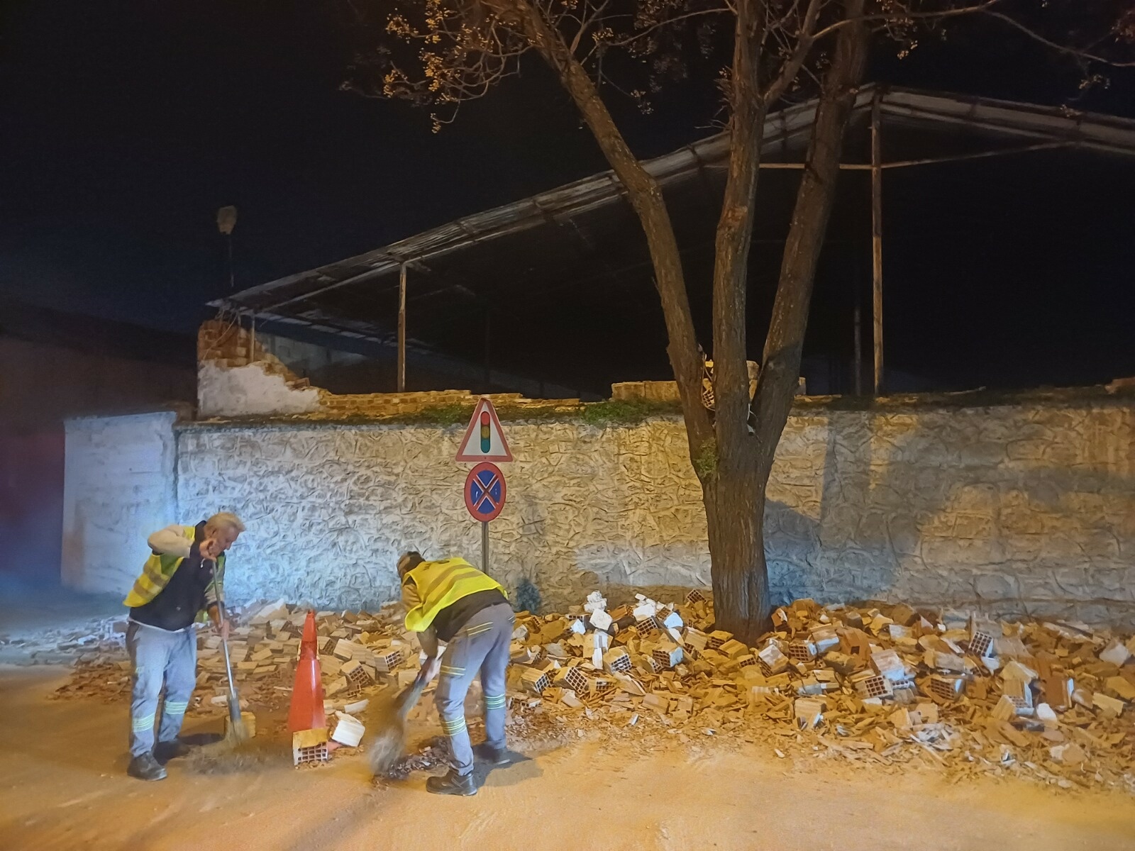 Manisa’da şiddetli rüzgar minareye ve ağaçlara zarar verdi