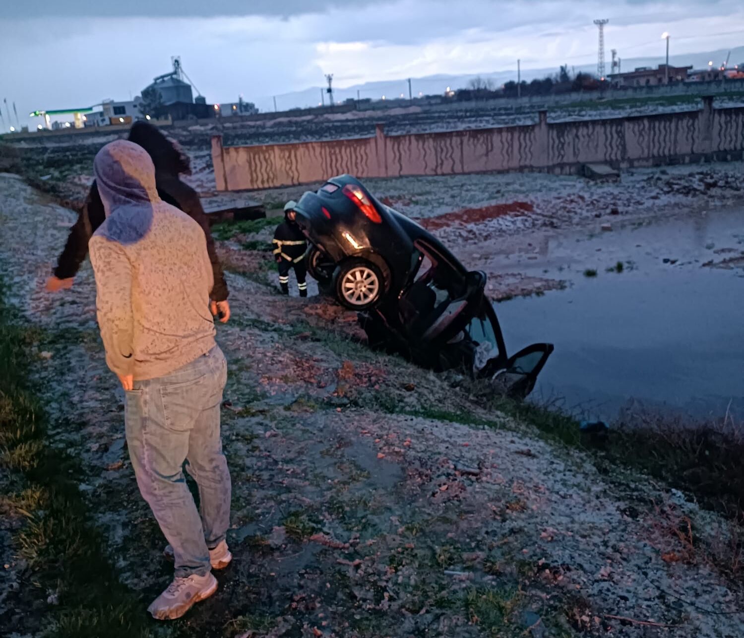 Mardin’de Kaygan Yolda 3 Araç Şarampole Devrildi: 9 Yaralı