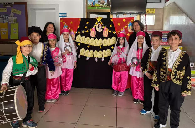 Antalya’da Öğrenciler Davul Çalıp Mani Söyledi