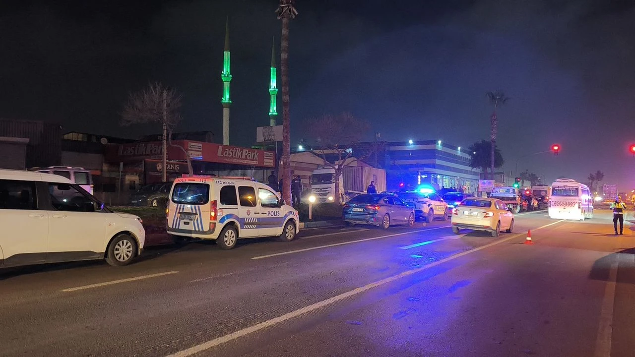 Mersinde Alışveriş Dönüşü Cipin Çarptığı Üç Kız İçin Cenaze Töreni Düzenlendi