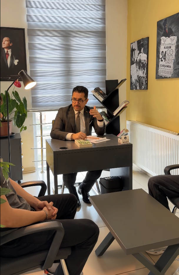 Okul Müdürü Makam Odasını Koridora Taşıdı