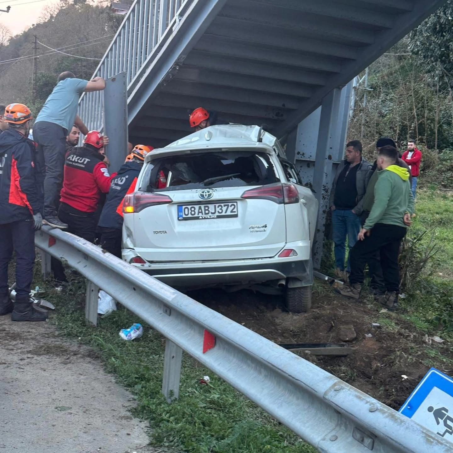 Bariyere Çarpan Otomobilde 1 Ölü, 1 Yaralı
