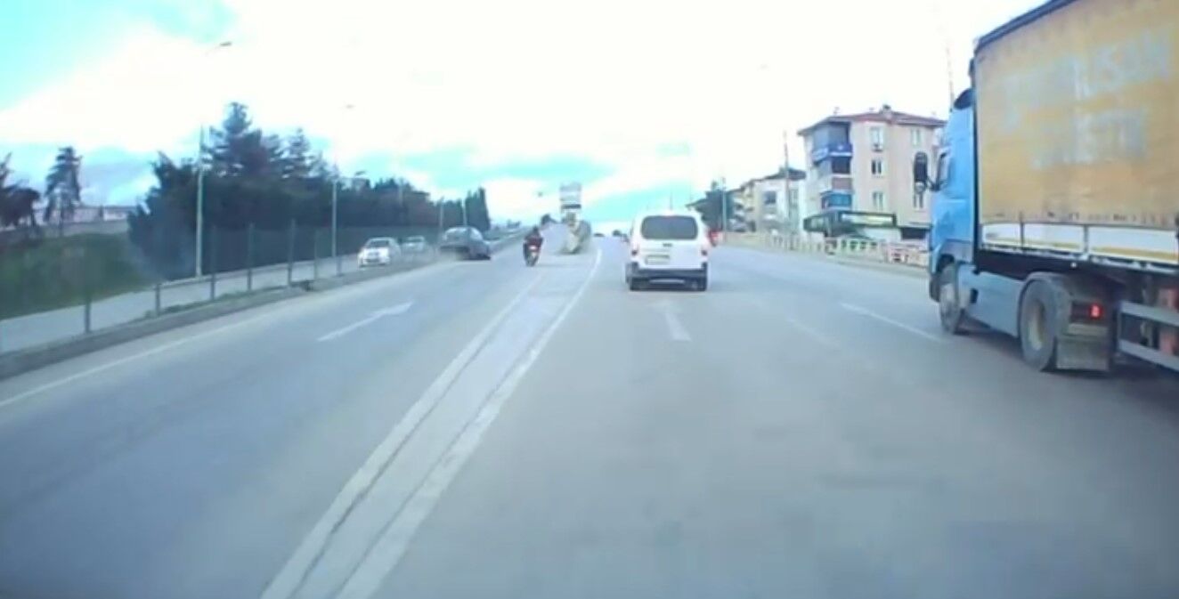 O T O M O B I L I N B A R I Y E R E C A R P T I G I K A Z A A N I K A 1185948 352356