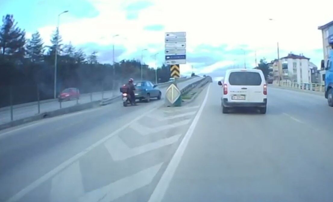 O T O M O B I L I N B A R I Y E R E C A R P T I G I K A Z A A N I K A 1185949 352356