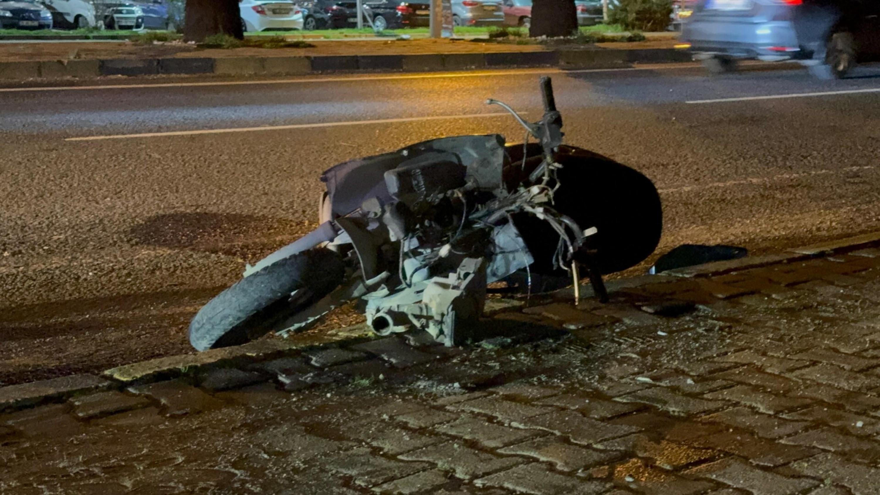 O T O M O B I L L E C A R P I S A N M O T O S I K L E T T E K I K A R D E 1147485 340763