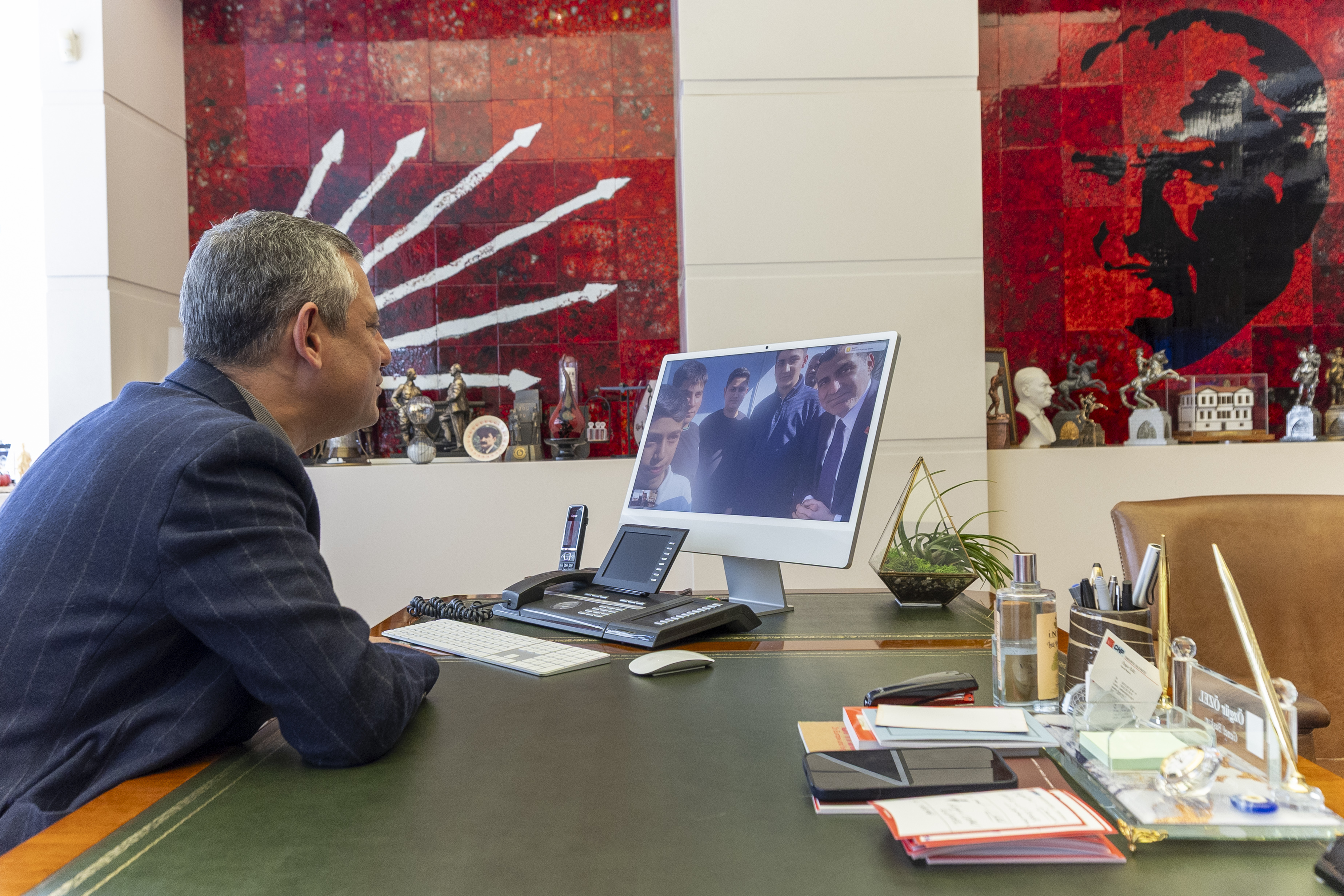 Özgür Özel, Atatürk Büstünü Koruyan Öğrencilerle Görüştü