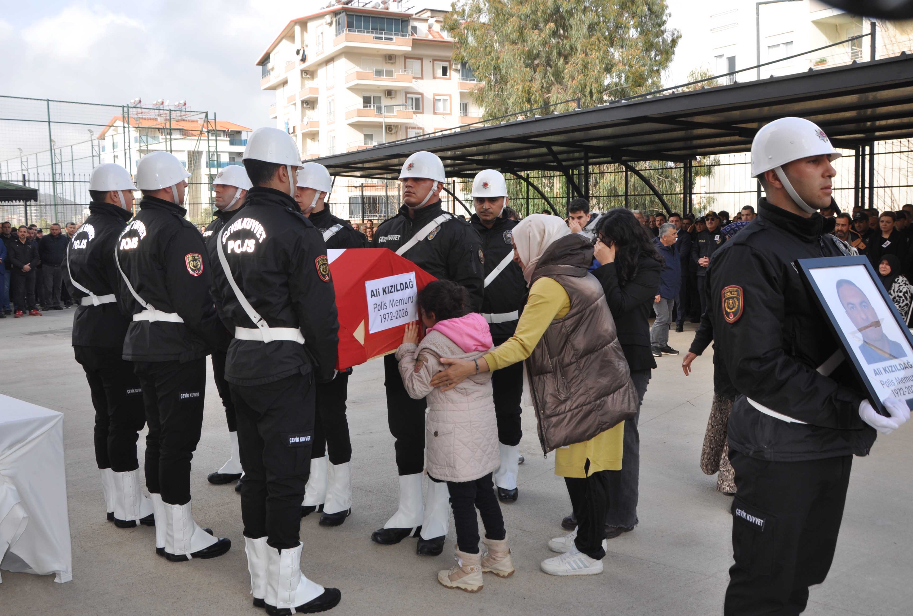 Polis Babasının Tabutunun Başında Gözyaşı Döktü
