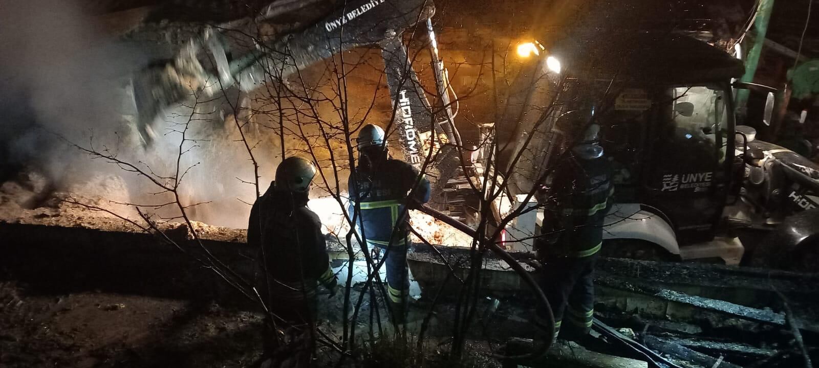 Ahıra Sıçrayan Yangında 25 Büyükbaş Hayatını Kaybetti