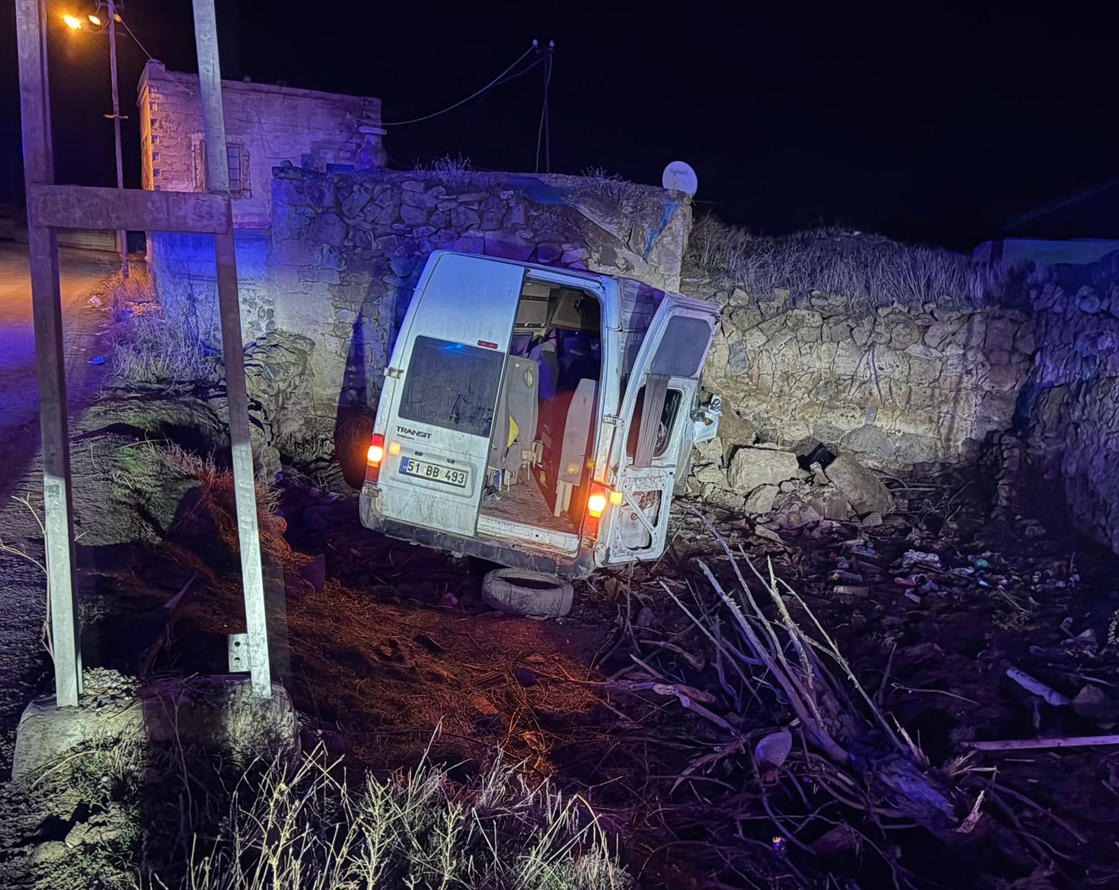 Tarım İşçilerini Taşıyan Minibüs Bahçe Duvarına Çarptı: 2’si Ağır, 14 Yaralı